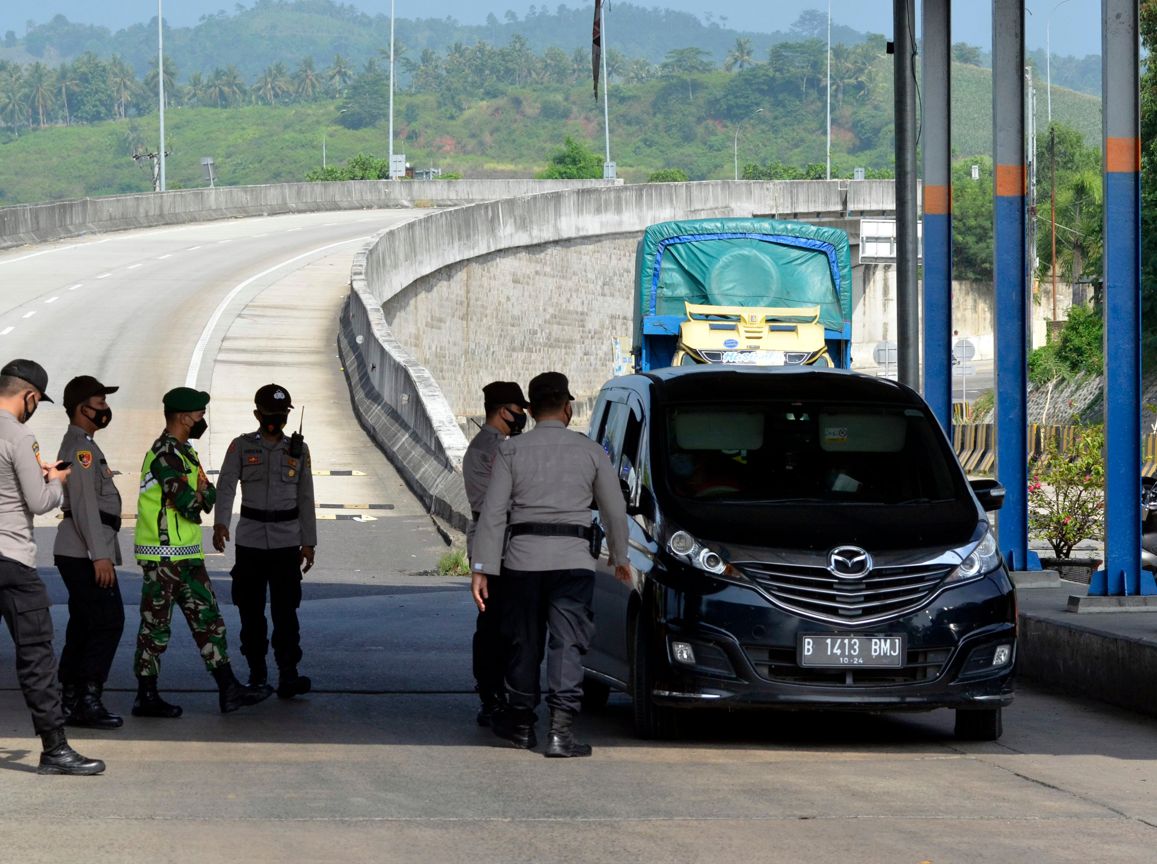 Petugas memeriksa kelengkapan dokumen perjalanan mobil yang akan menyeberang melalui Pelabuhan Bakauheni, Lampung