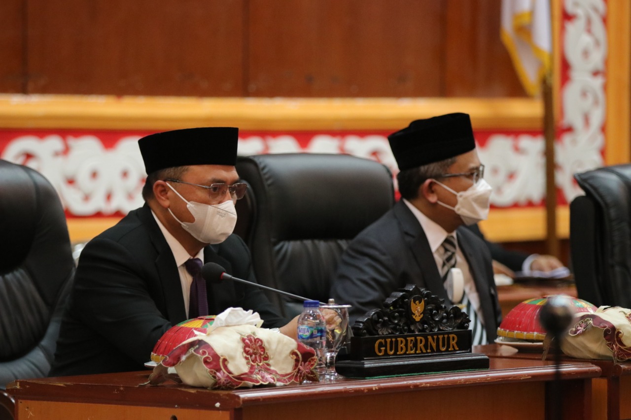 Gubernur Babel Erzaldi Rosman (kiri)