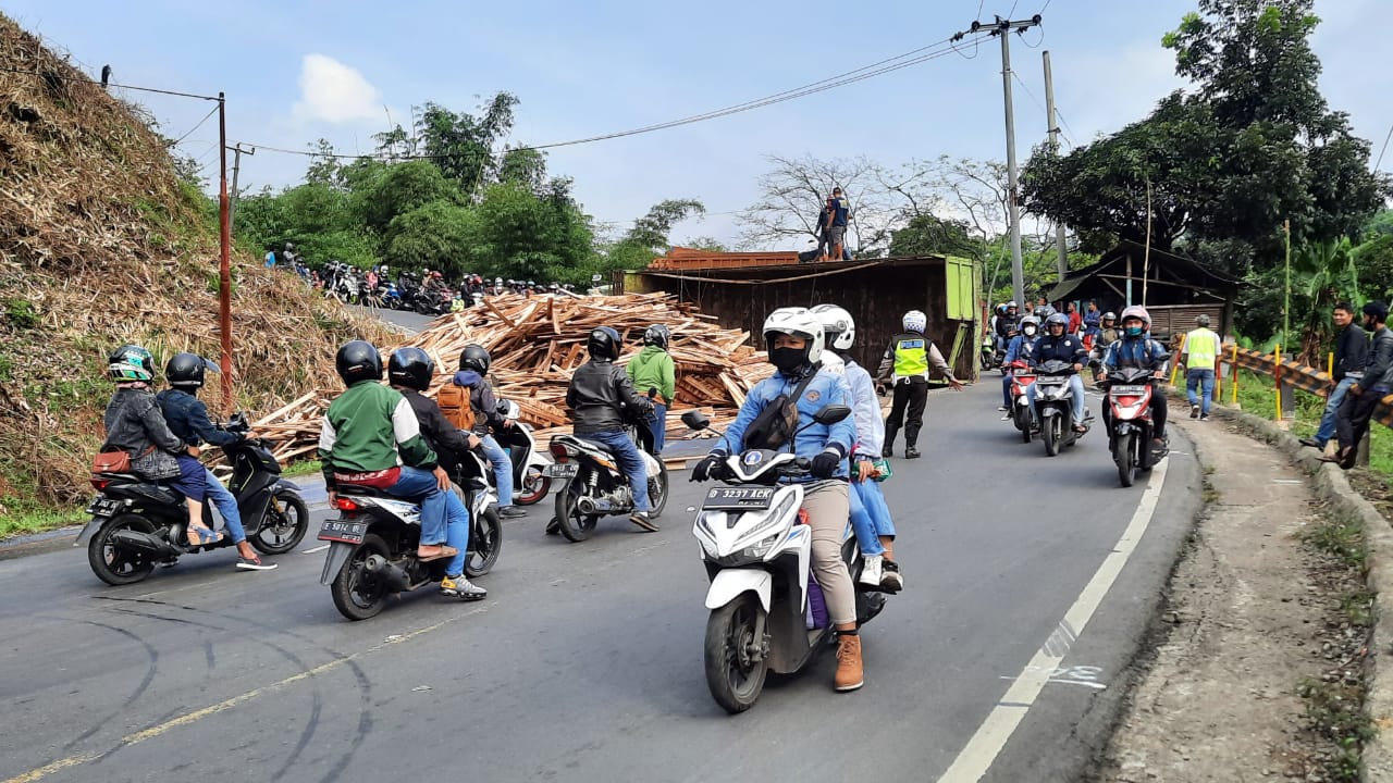 Truk pengangkut kayu terguling di Tanjakan Gentong menyebabkan kemacetan panjang dari dua arah