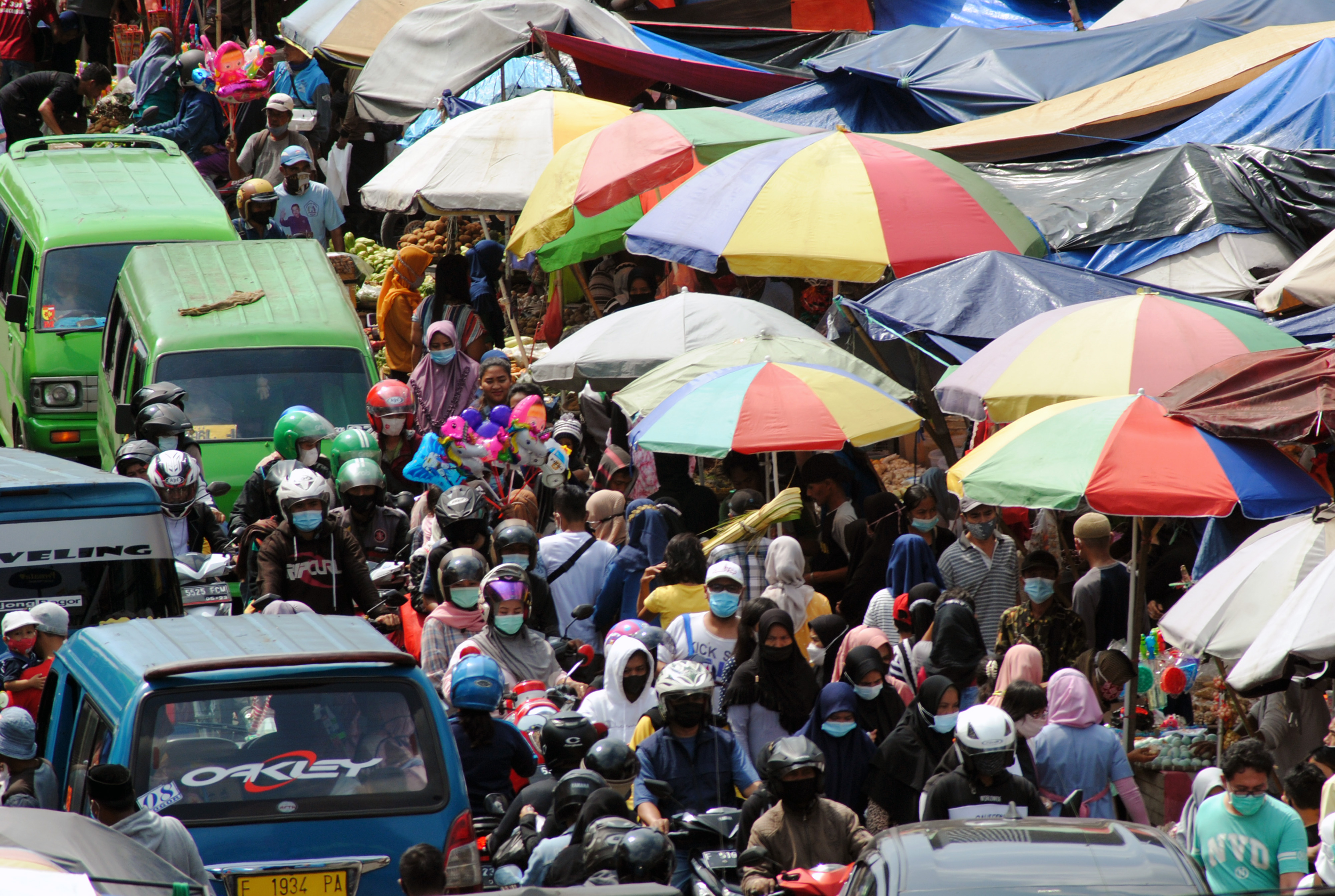 Kepadatan pengendara dan pembeli di kawasan Pasar Kebon Kembang, Bogor.