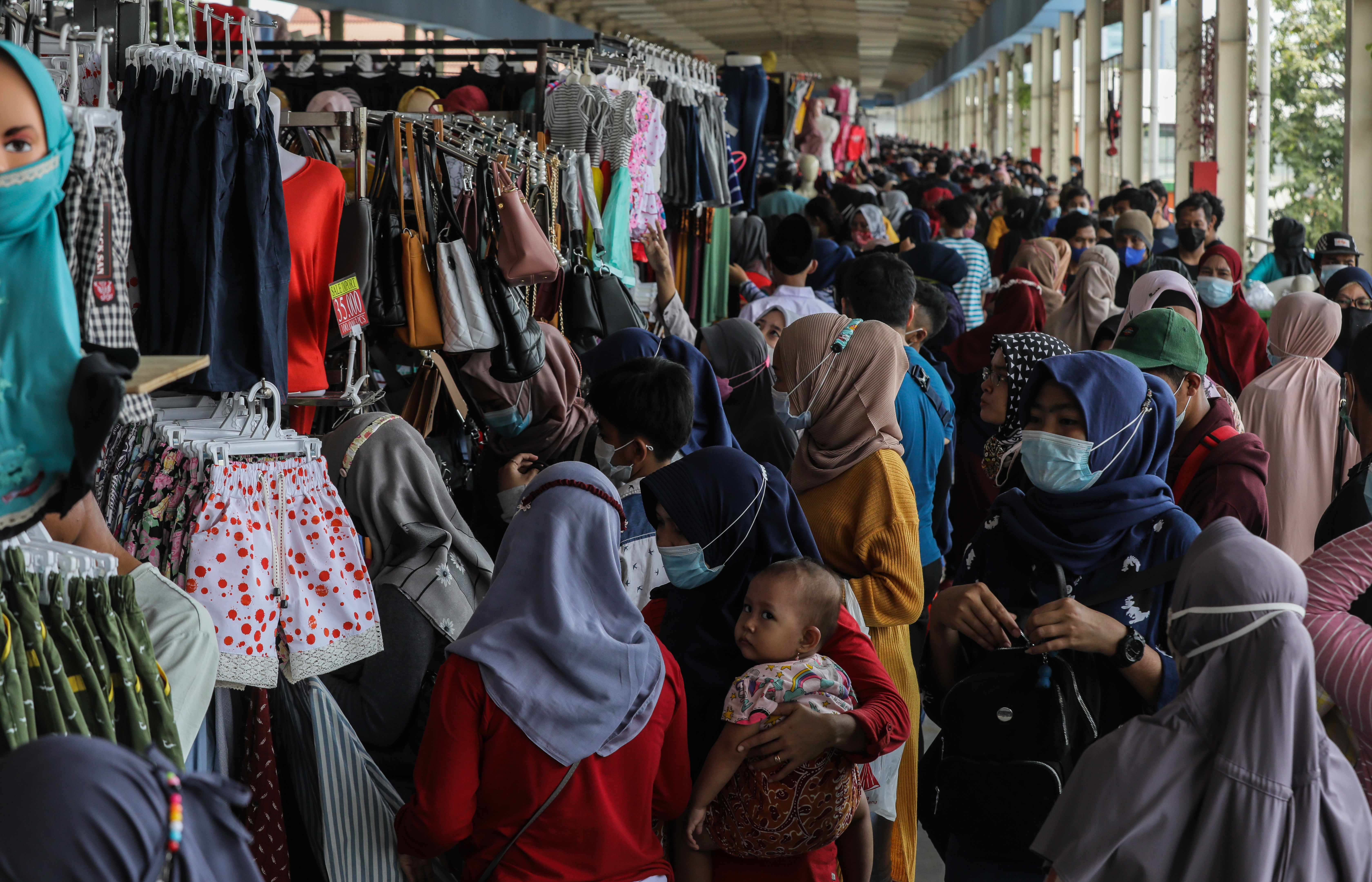 Gubernur Anies: 100 Ribu Orang Padati Pasar Tanah Abang Hari Ini