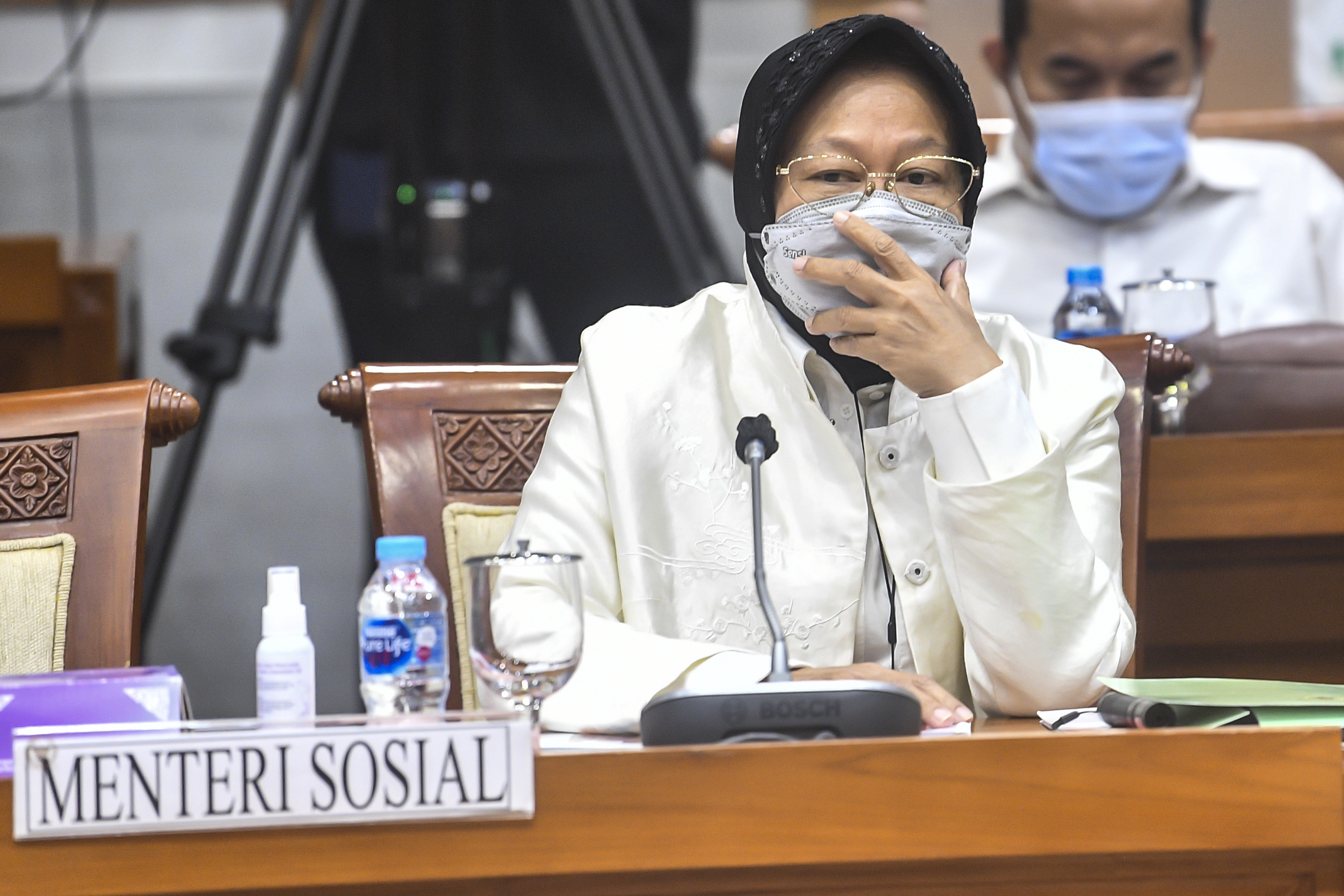 Menteri Sosial Tri Rismaharini saat mengikuti rapat kerja dengan Komisi VIII DPR RI.
