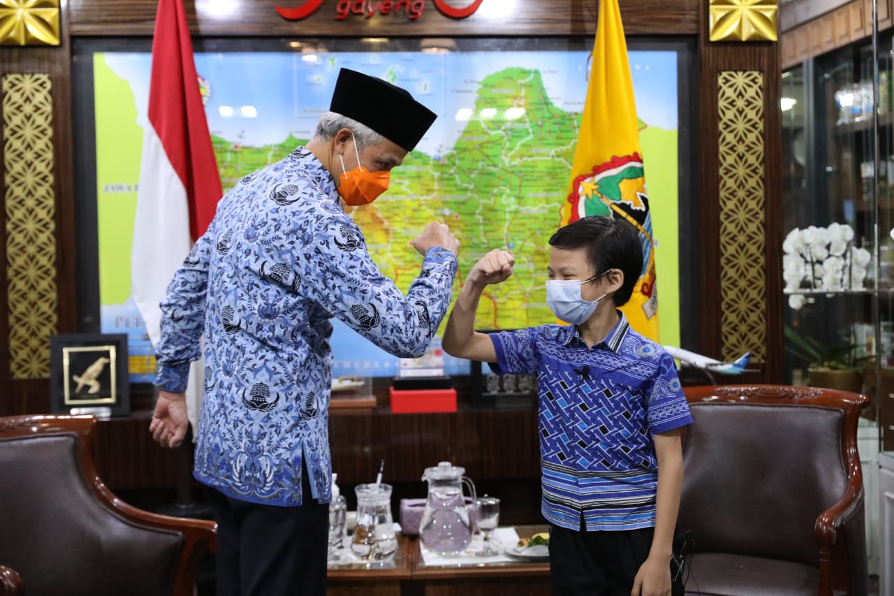 Hari Buku Nasional, Ganjar Dapat Kado Spesial dari Anak 11 Tahun 