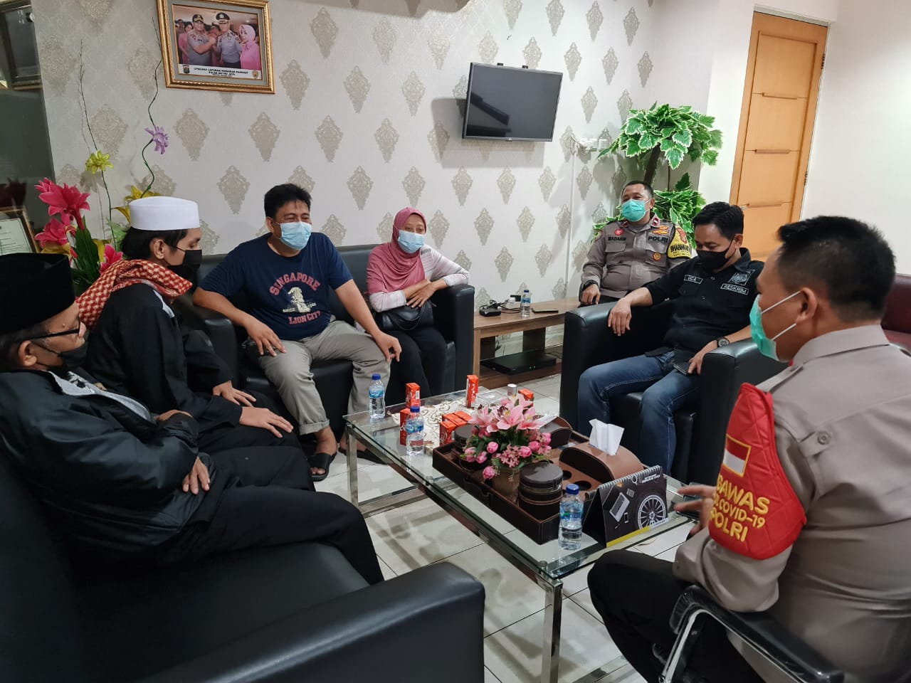 Kapolsek Medansatria, Kompol Agus Rohmat saat memediasi antara pengurus masjid Jami Al Amanah dengan warga diusir karena pakai masker.