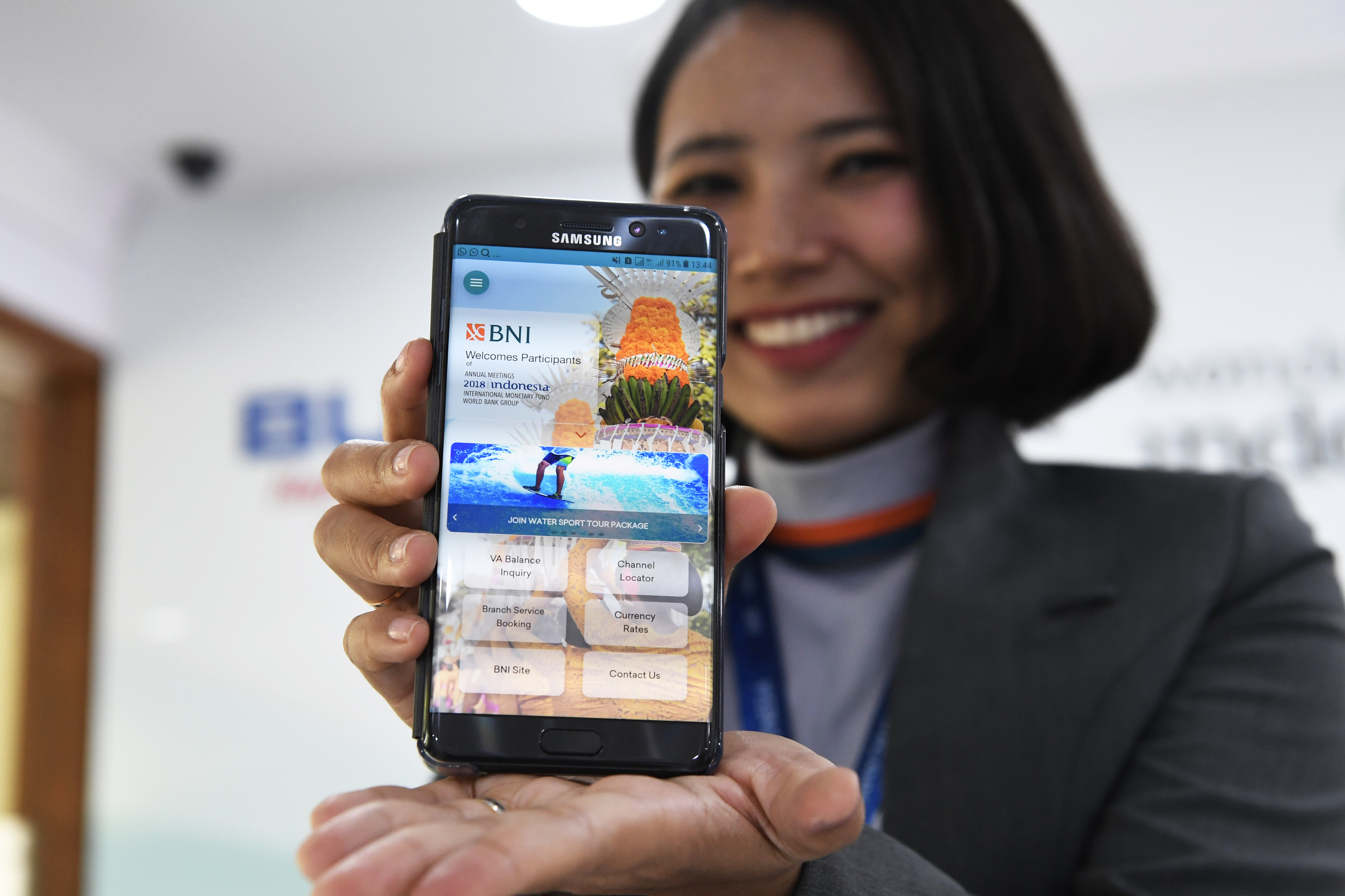 Petugas menunjukkan aplikasi BNIVast pada gawai di kantor BNI Nusa Dua, Bali.