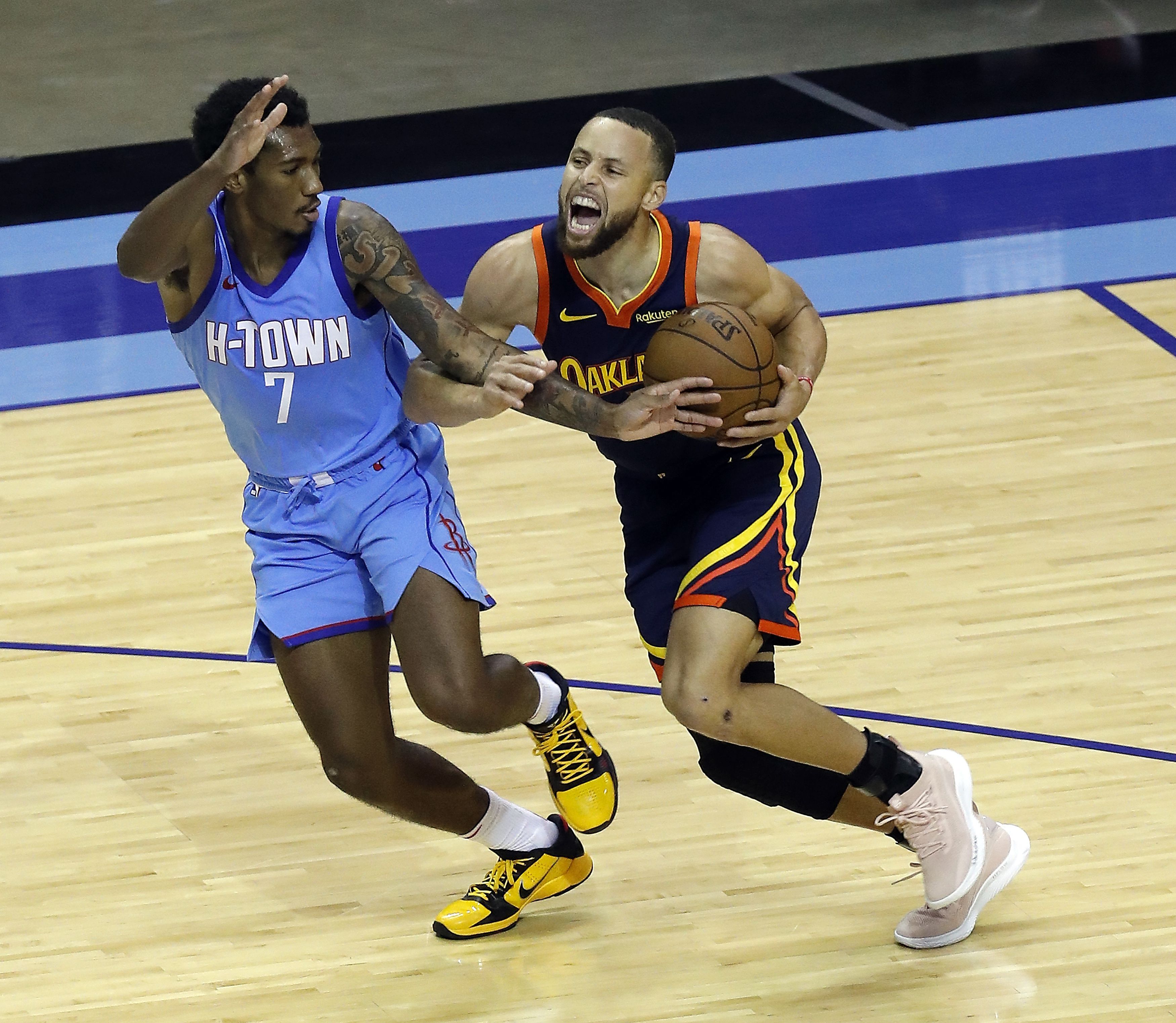 Bintang Golden State Warriors Stephen Curry (kanan) berusaha melewati pemain Houston Rockets.