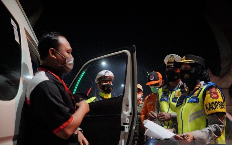 Petugas kepolisian memeriksa kendaraan pemudik yang melintas di Kota Banjar, Jawa Barat. 