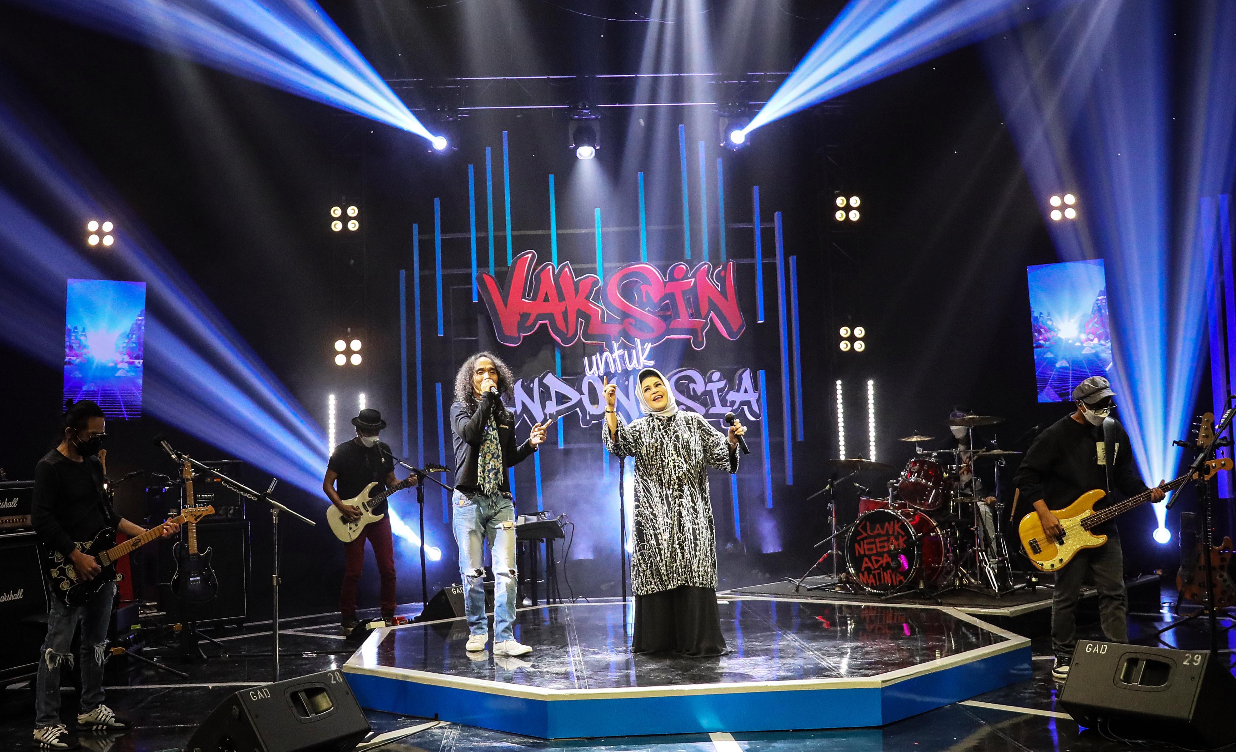 Penampilan Slank bersama Hetty Koes Endang dan Tarzan dalam program Vaksin Untuk Indonesia