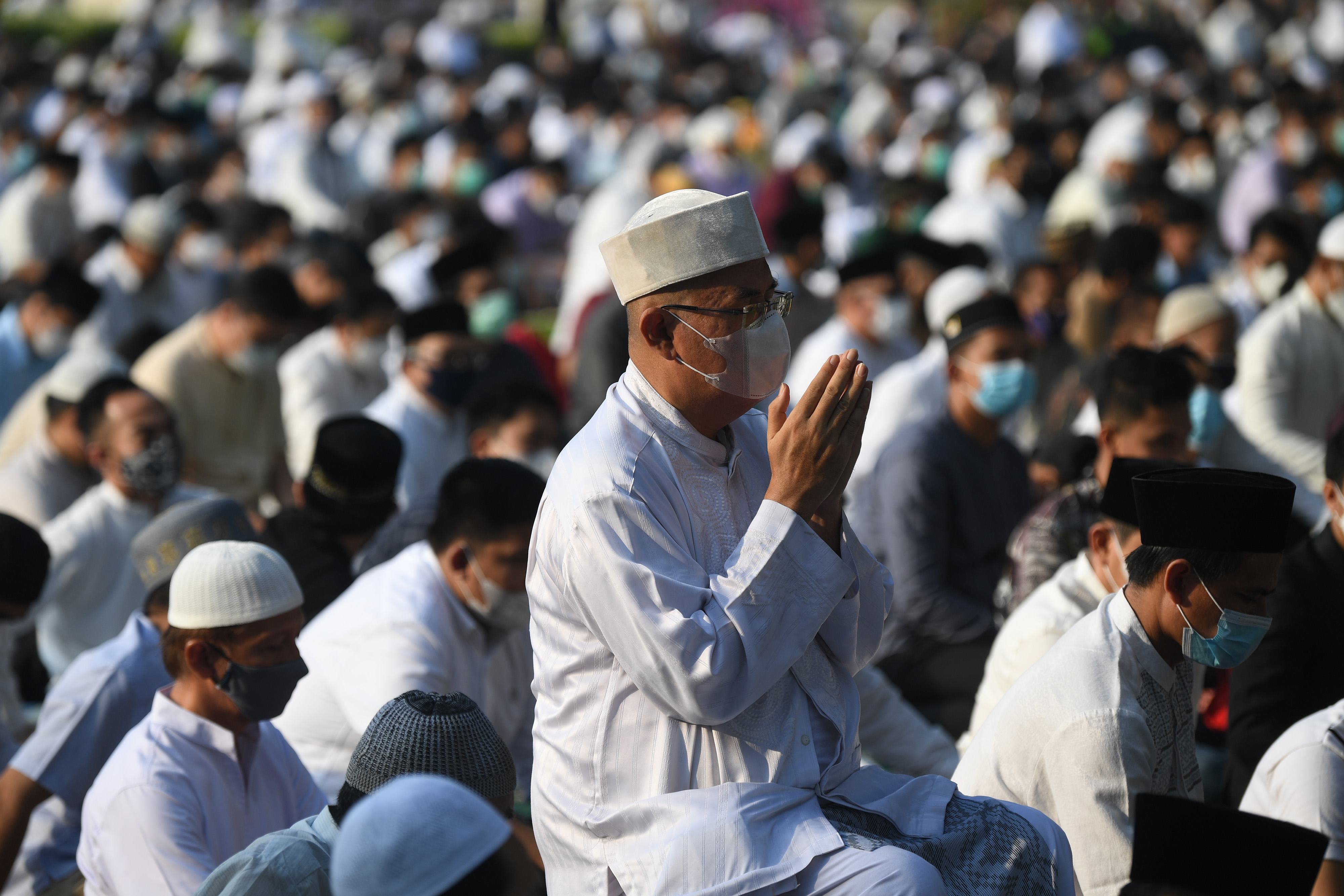 Umat Muslim berdoa seusai melaksanakan salat Idulfitri di Jakarta.