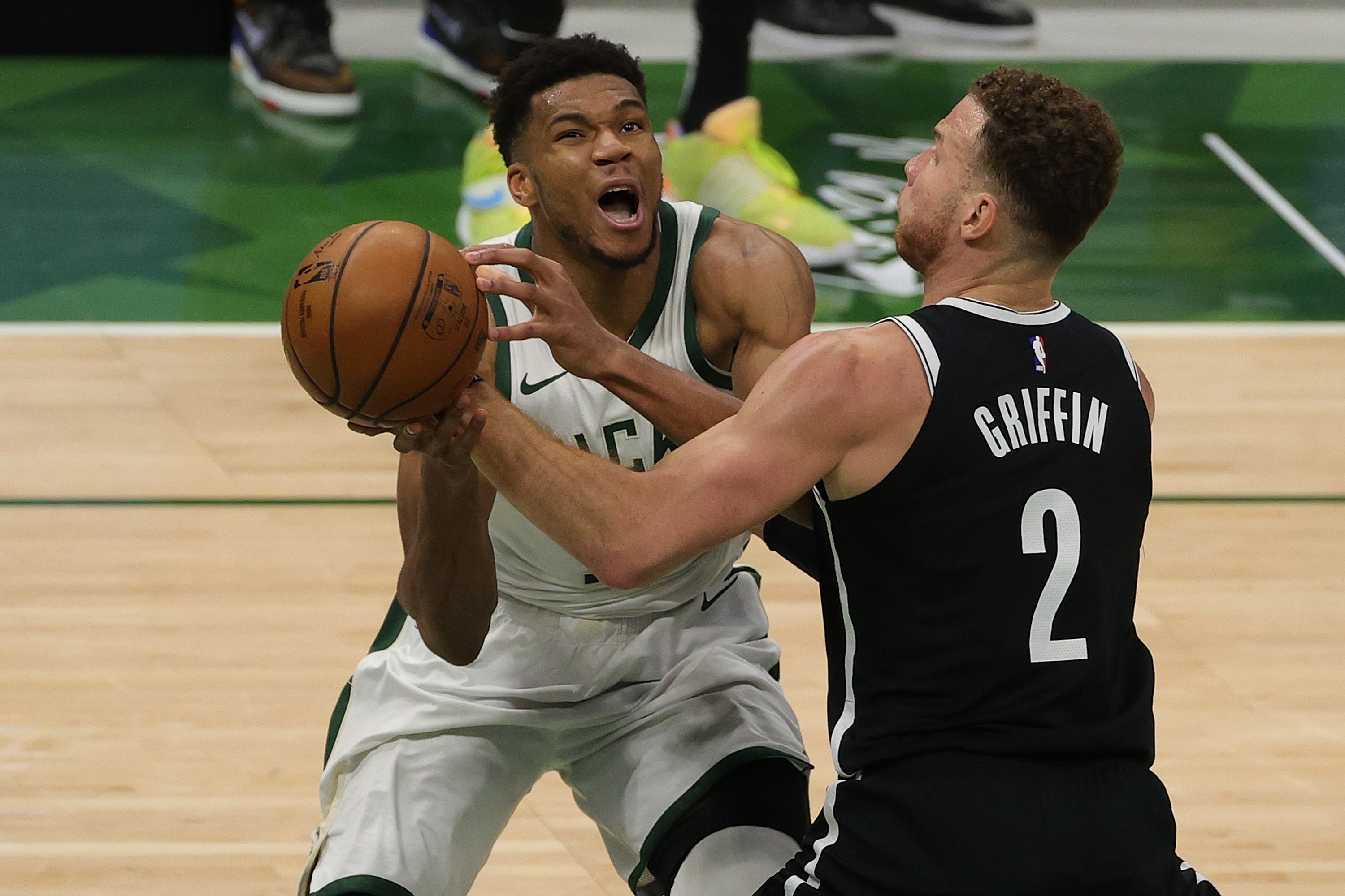 Bintang Milwaukee Bucks Giannis Antetokounmpo (kiri) berduel dengan pemain Brooklyn Nets Blake Griffin dalam laga NBA.