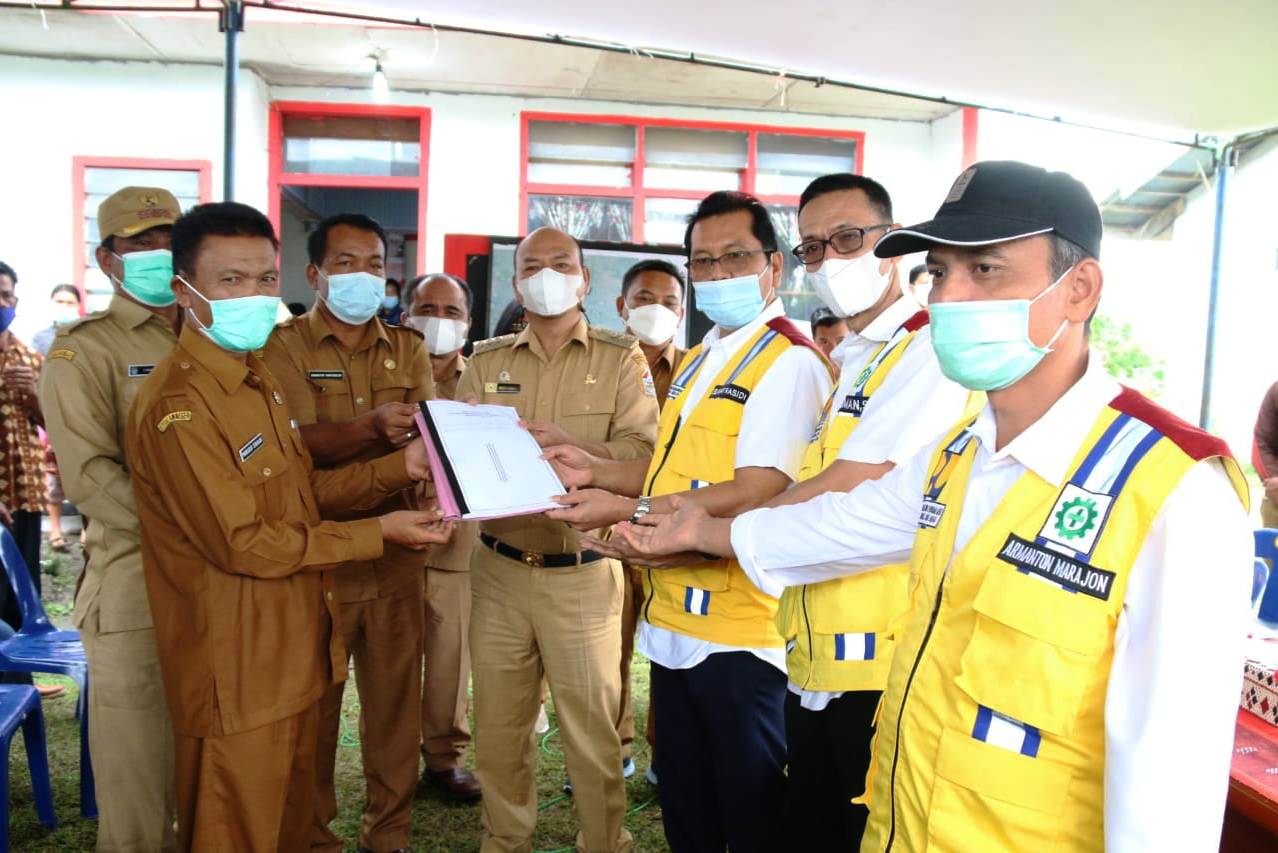 Bupati Tapanuli Utara Nikson Nababan (keempat dari kanan) menyerahkan surat pembebasan tanah kepada Balai Jalan Nasional Sumut.