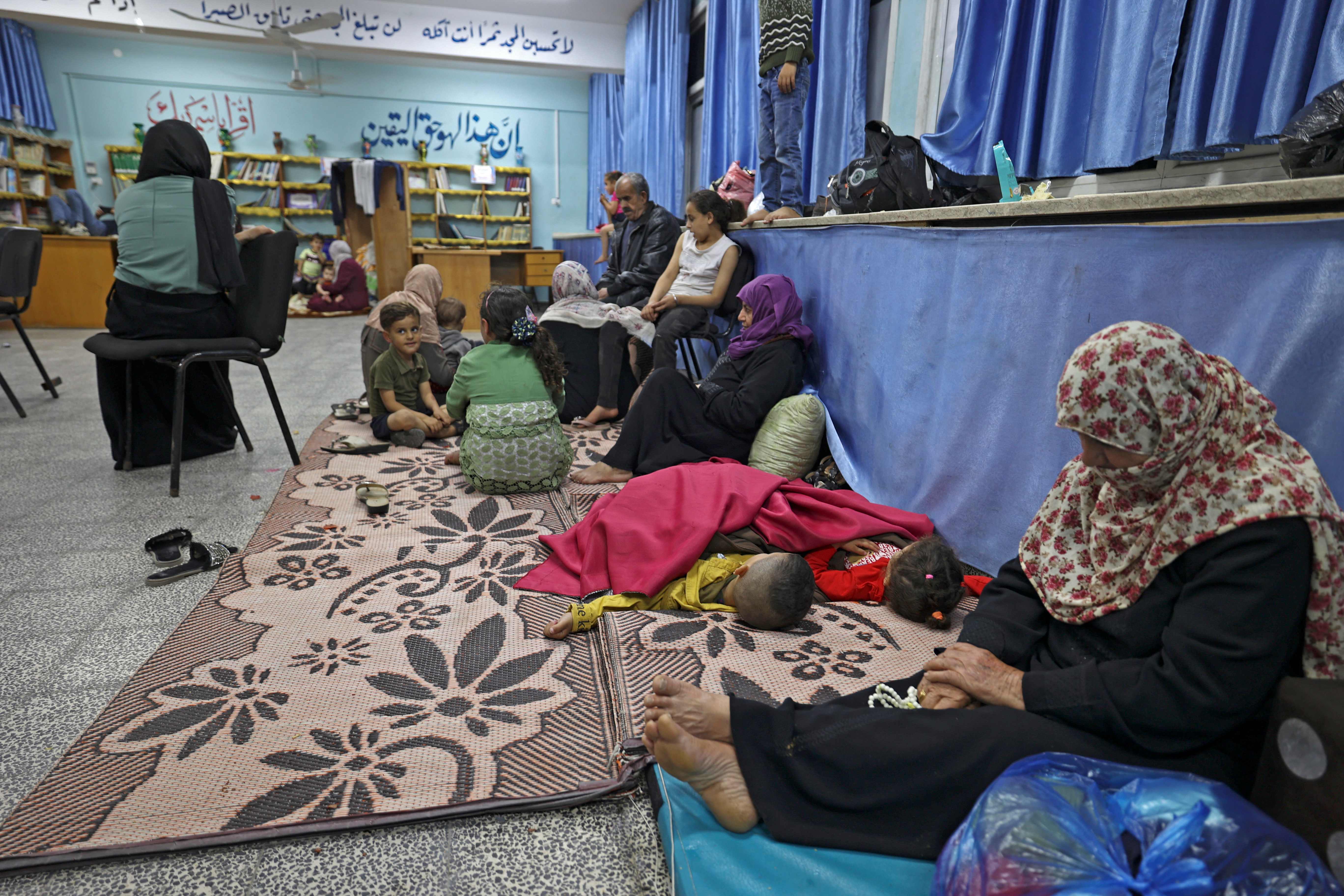 Warga Palestina mengungsi di sebuah sekolah di Gaza City setelah rumah mereka dihantam serangan udara Israel.