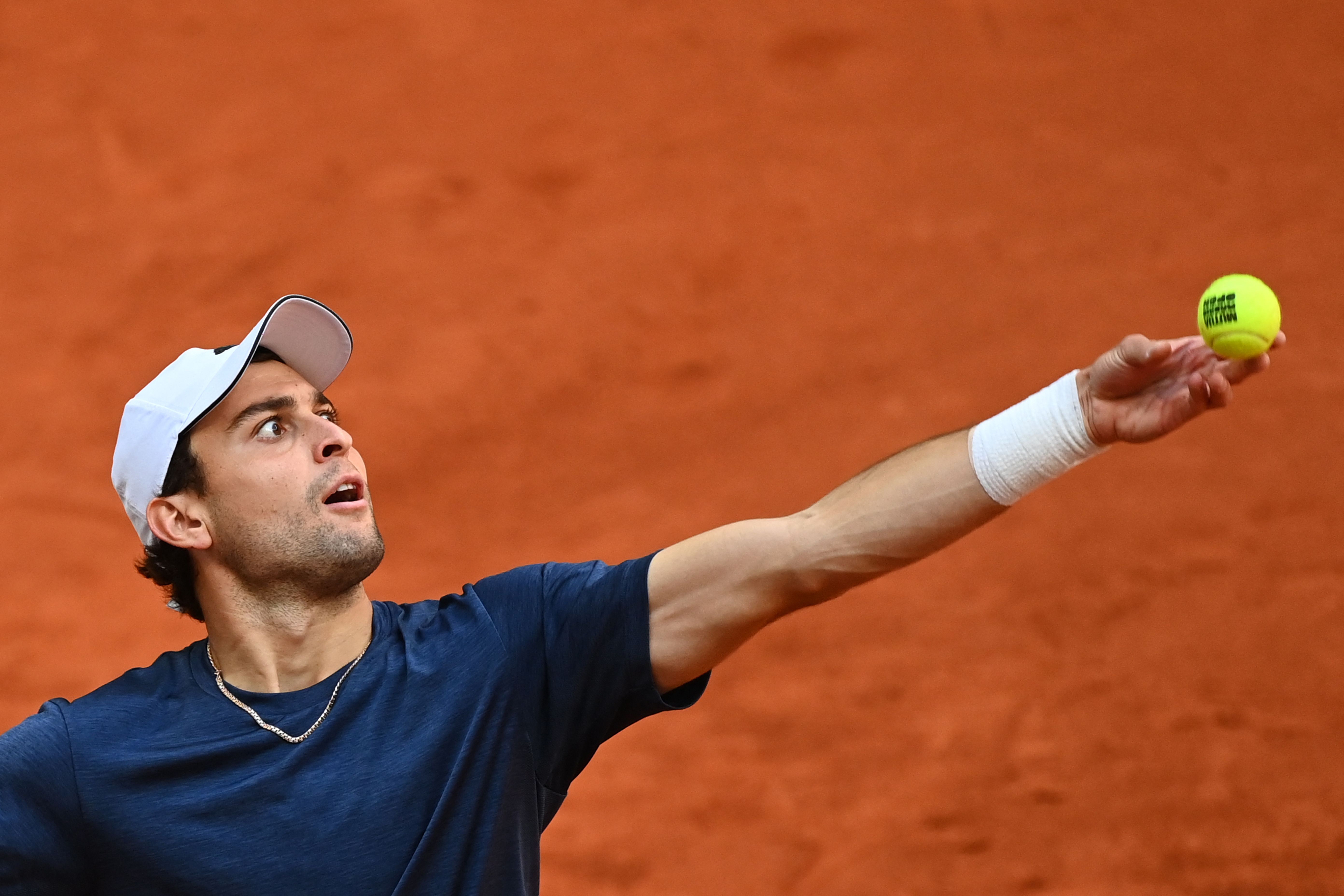 Petenis Rusia Aslan Karatsev saat melakukan pukulan servis.