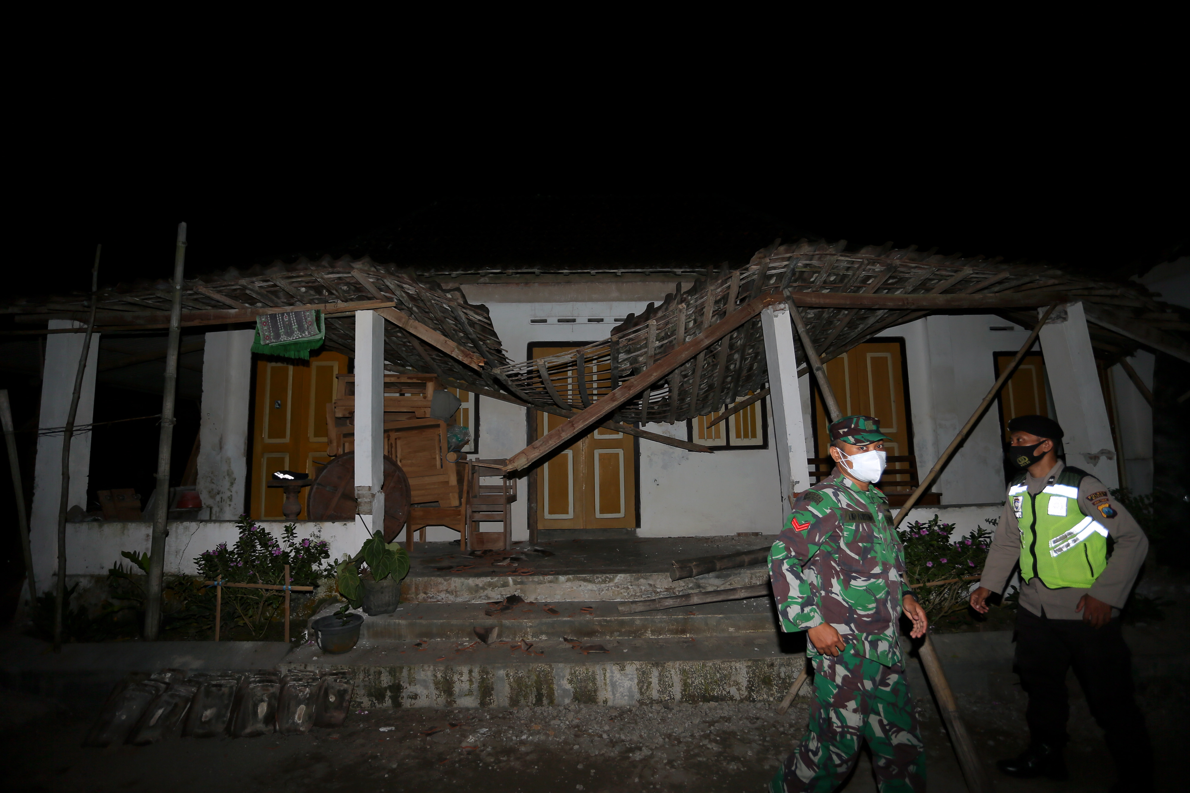 Dampak gempa di Blitar merobohkan atap rumah warga