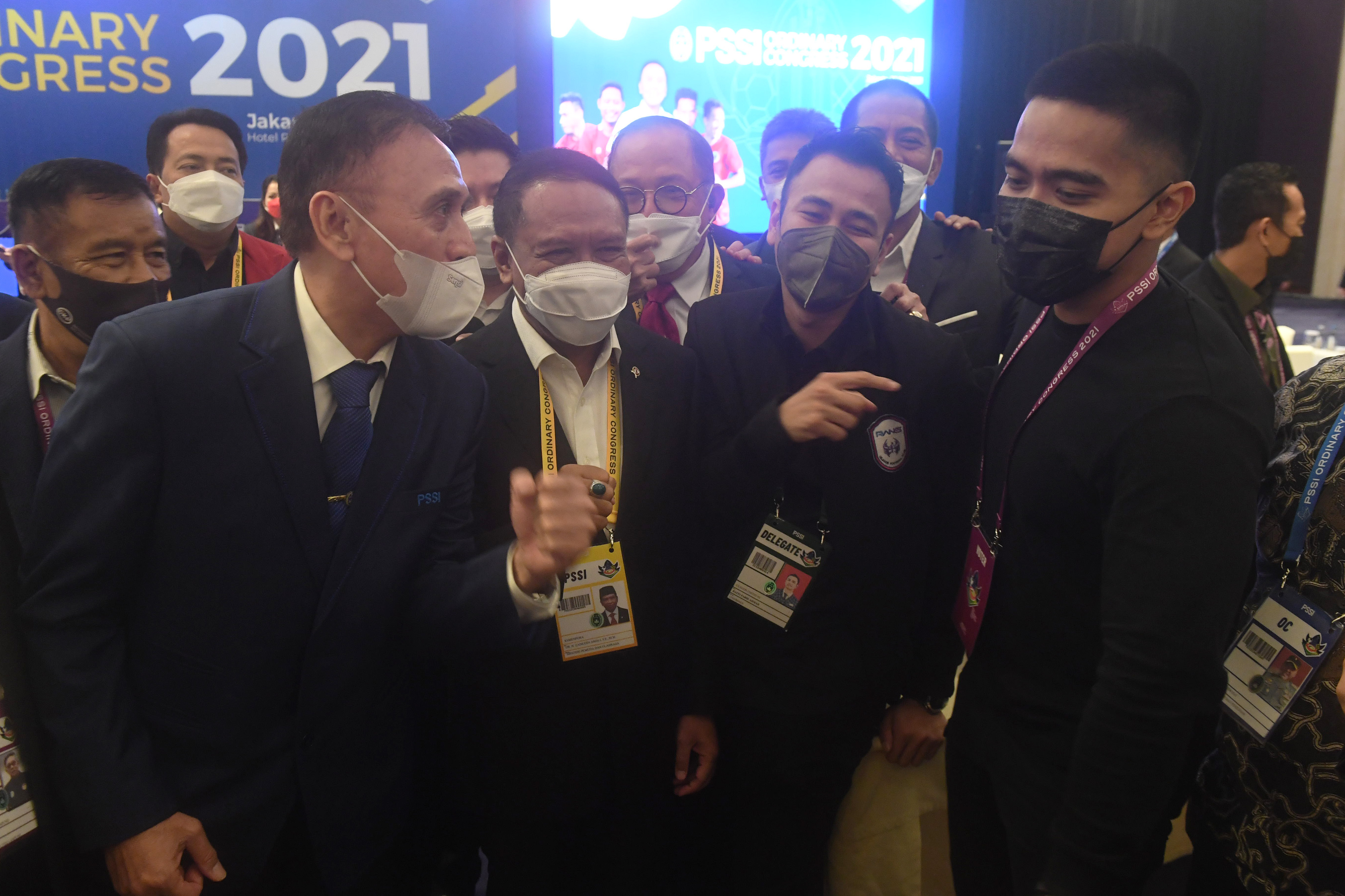 Menpora Zainudin Amali berbincang dengan Ketua Umum PSSI Mochamad Iriawan di Kongres Tahunan PSSI