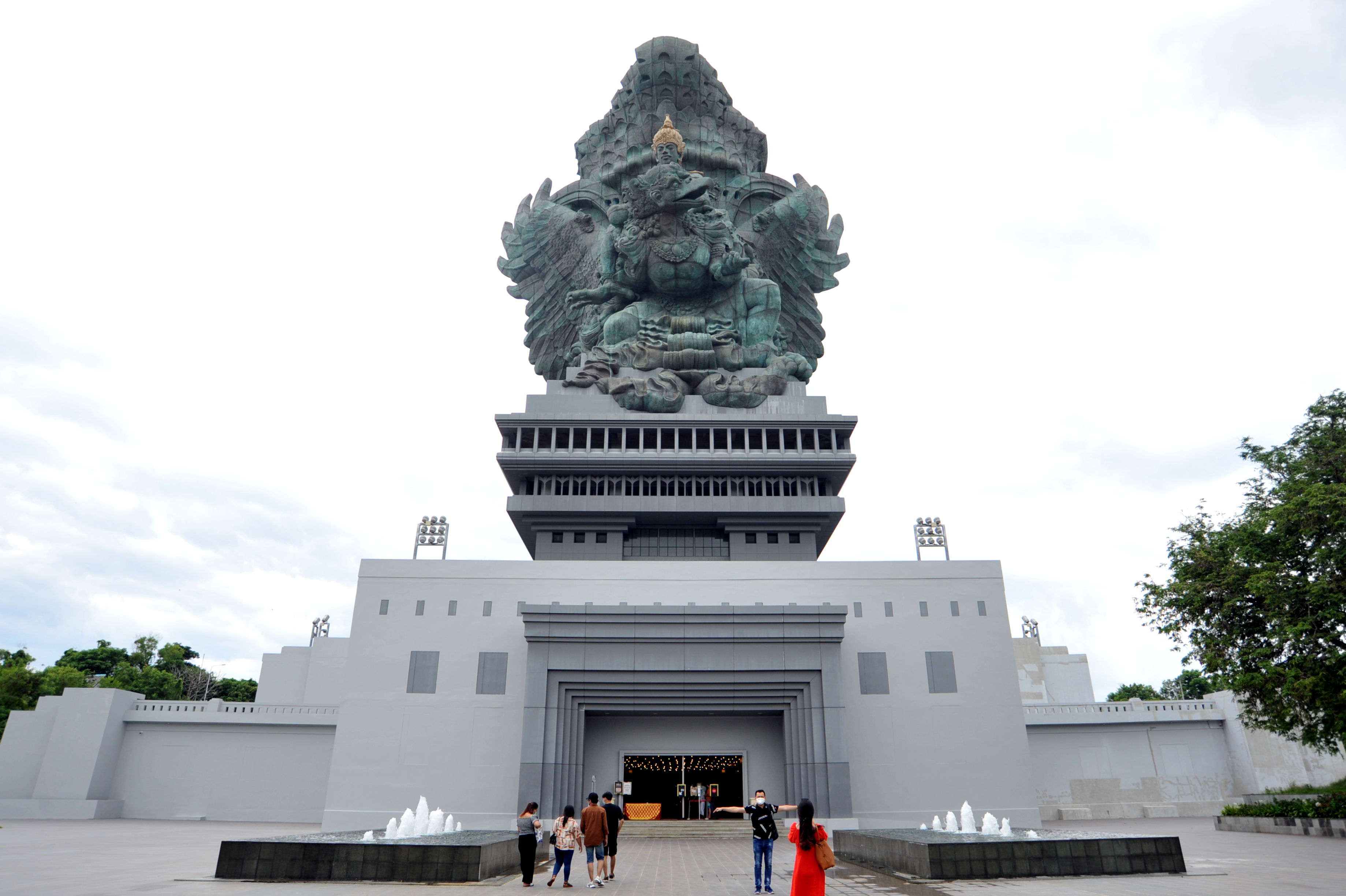 Wisatawan saat mengunjungi kawasan Garuda Wisnu Kencana Cultural Park di Badung, Bali.