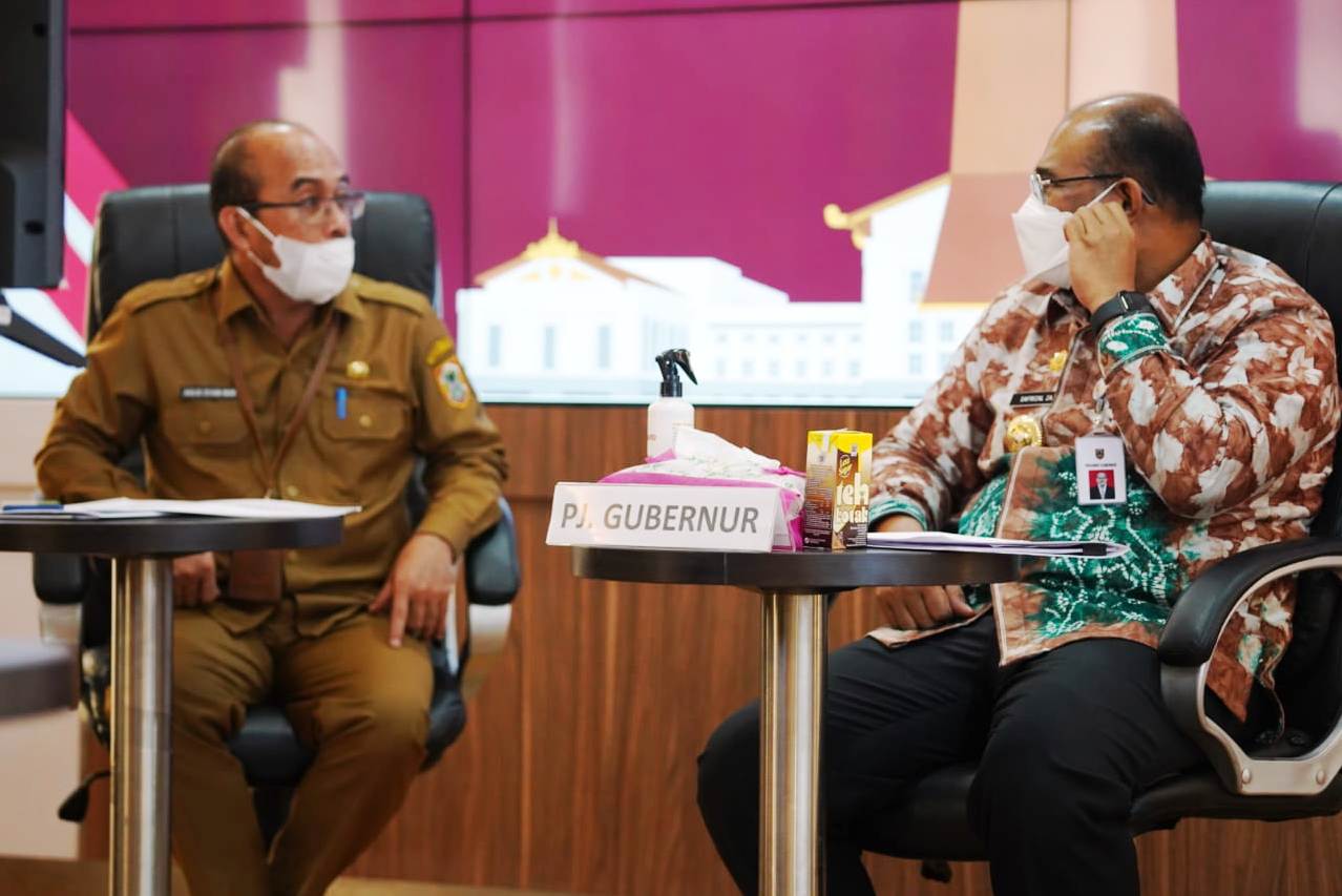 Penjabat Gubernur Kalimantan Selatan Safrizal ZA (kanan).