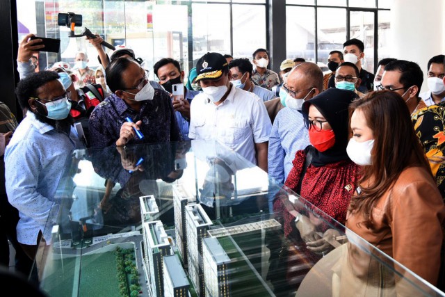  Anggota Komisi V DPR RI Sri Rahayu, (berkerudung hitam) di lokasi pembangunan Rusun Rawa Buntu Serpong, Banten, Kamis (27/5).