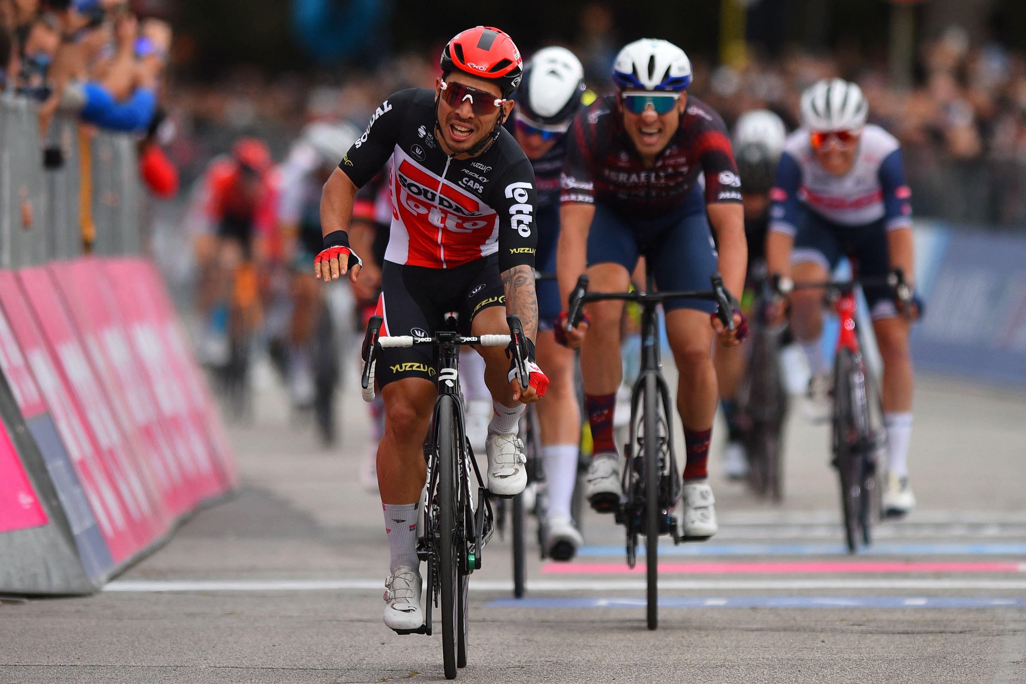 Caleb Ewan merayakan kemenangan di etape 7 Giro d'Italia