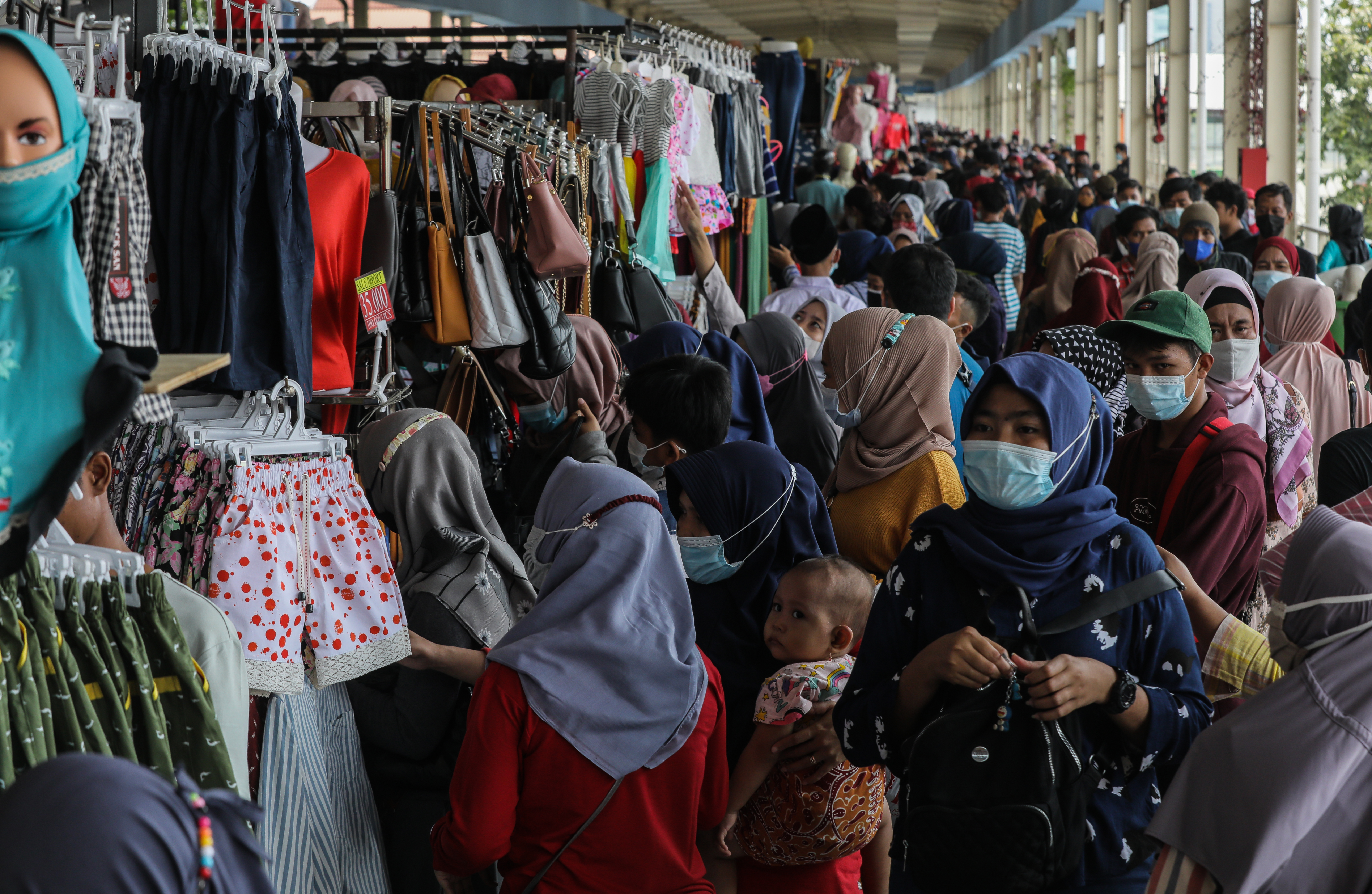 Para pengunjung memadati Pasar Tanah Abang untuk berbelanja kebutuhan lebaran Idul Fitri 1442 H, Minggu (2/5/2021)