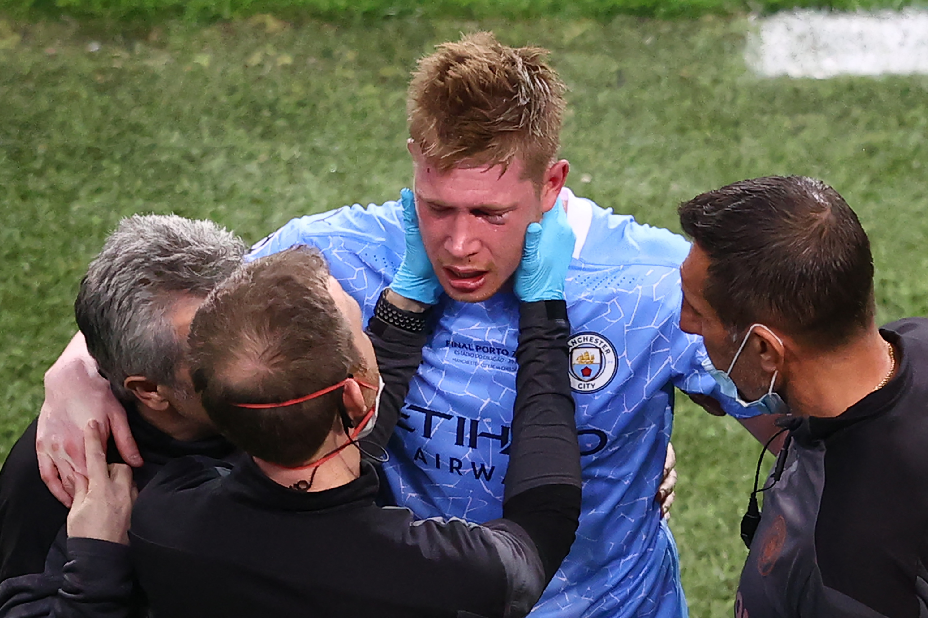 Gelandang Manchester City Kevin De Bruyne mendapatkan perawatan usai mengalami cedera di laga final Liga Champions melawan Chelsea.