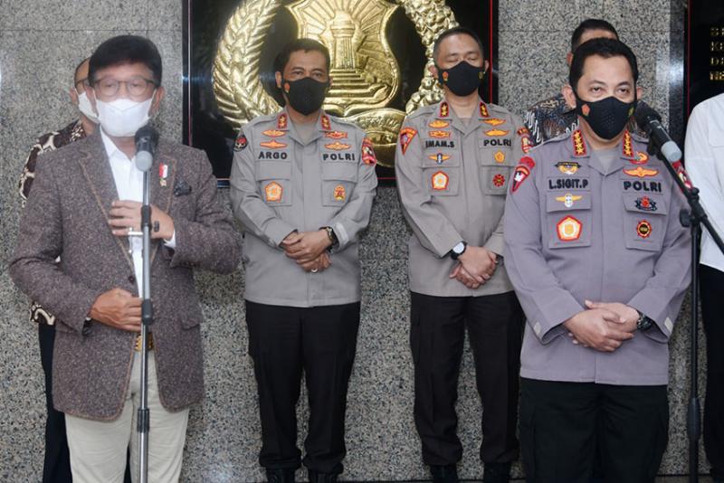 Menkominfo Johnny G. Plate bersama Kapolri Jenderal  Listyo Sigit Prabowo
