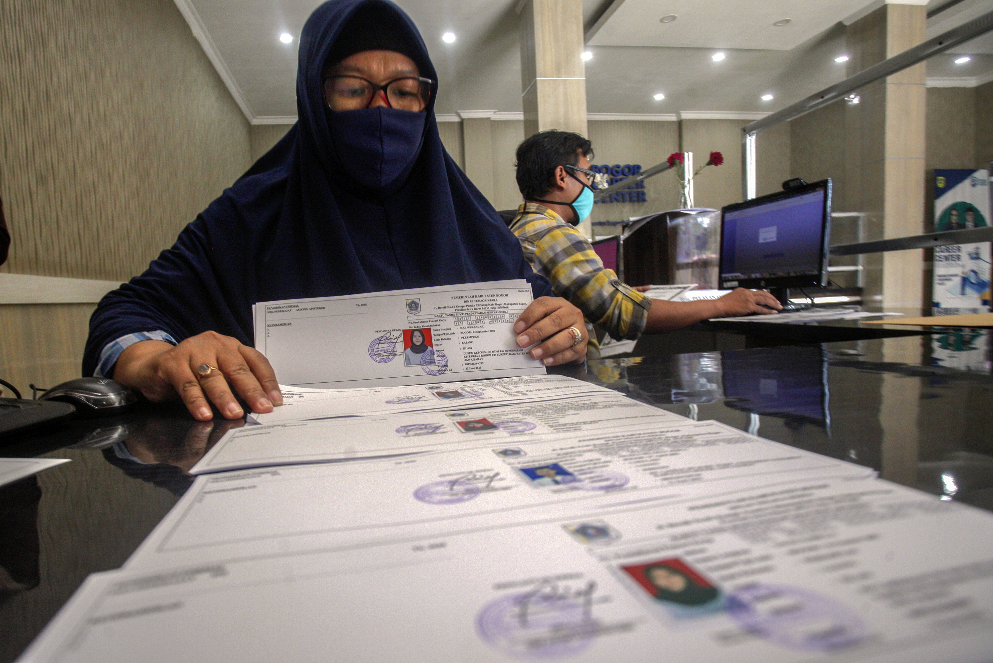 Ilustrasi-Petugas menata kartu AK/1 yang baru selesai dibuat di Kantor Dinas Tenaga Kerja Kabupaten Bogor, Cibinong, Bogor, Jawa Barat.