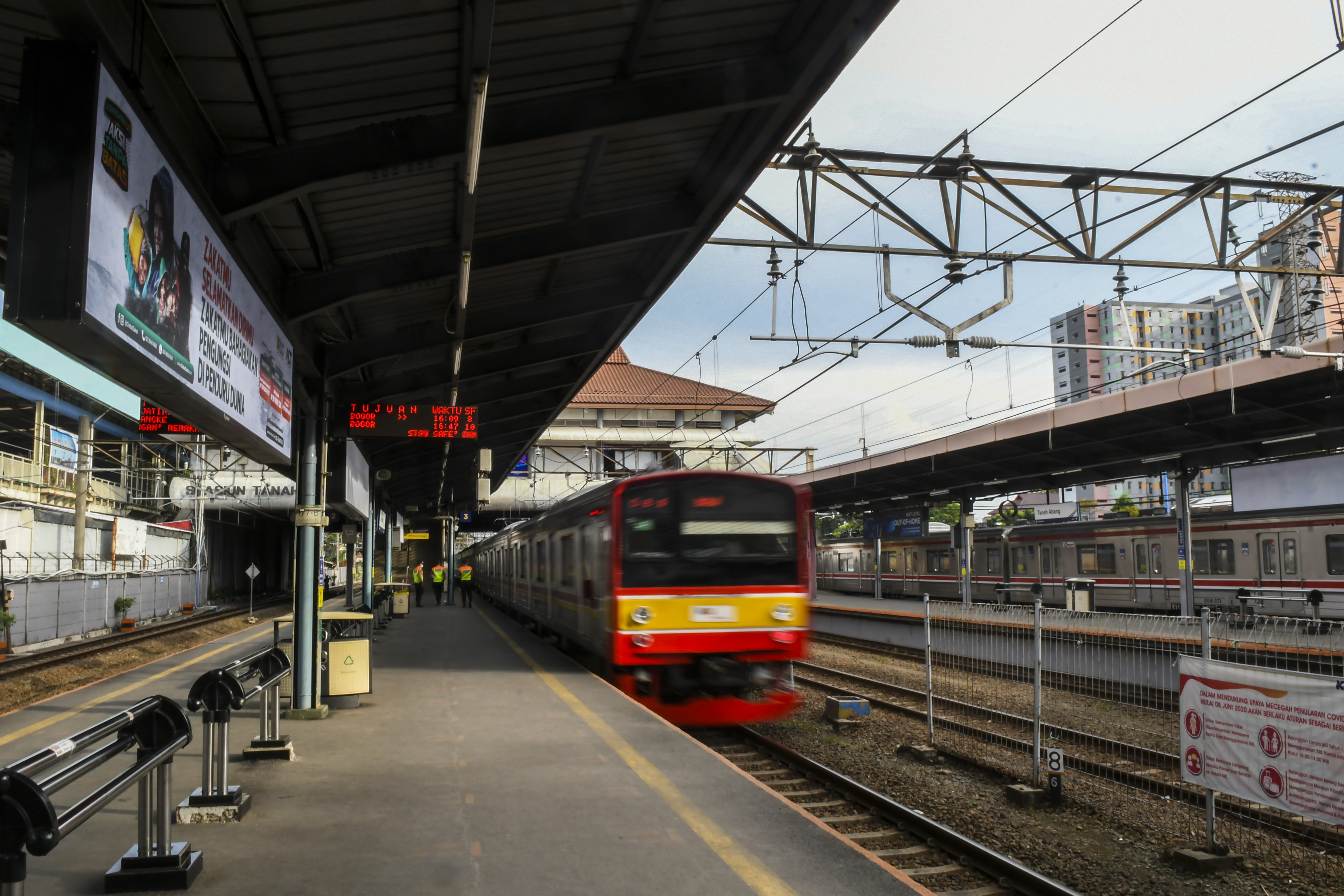Potret Stasiun Tanah Abang yang sempat tidak melayani naik/turun penumpang KRL.