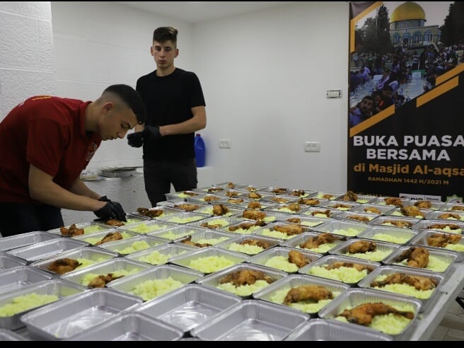 Buka bersama INH dengan warga Palestina di kompleks Masjid Al-Aqsa.