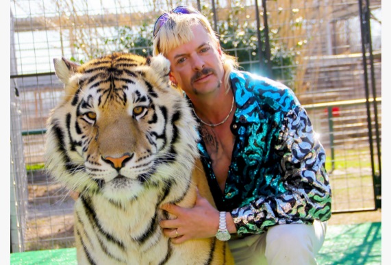 Joe Exotic bersama salah satu harimau yang ia jaga.