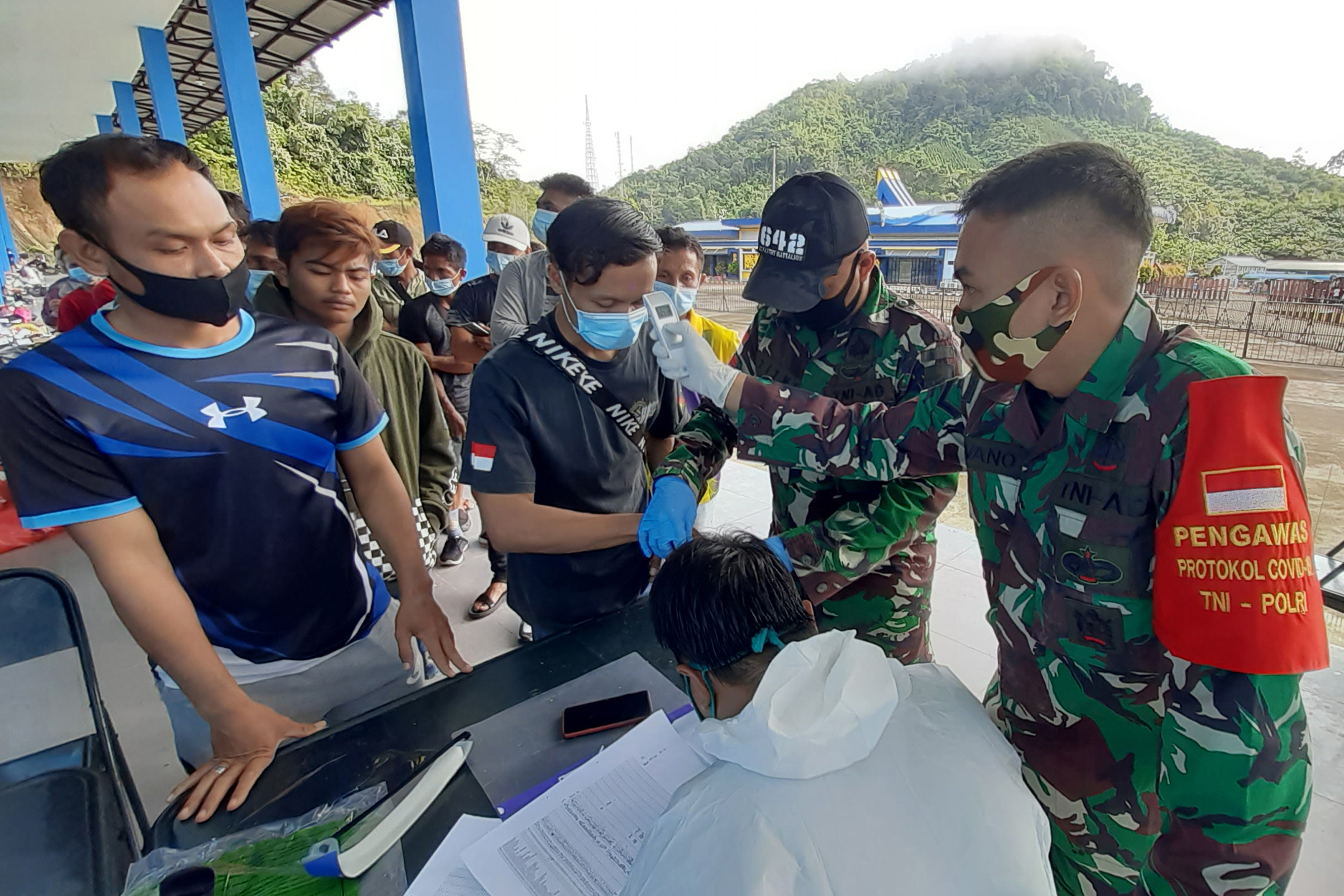 Awasi Kepulangan Pekerja Migran, Presiden Turunkan TNI dan Polri