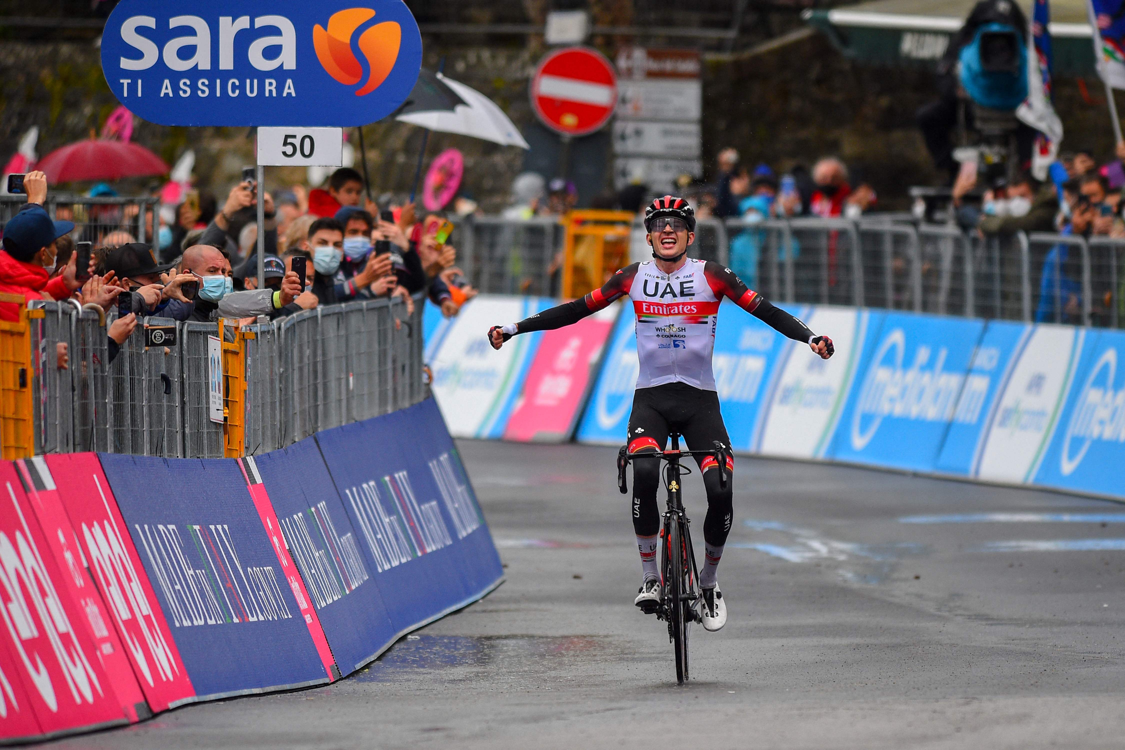 Pembalap UAE Team emirates Joe Dombrowski merayakan kemenangannya di etape 4 Girod'Italia