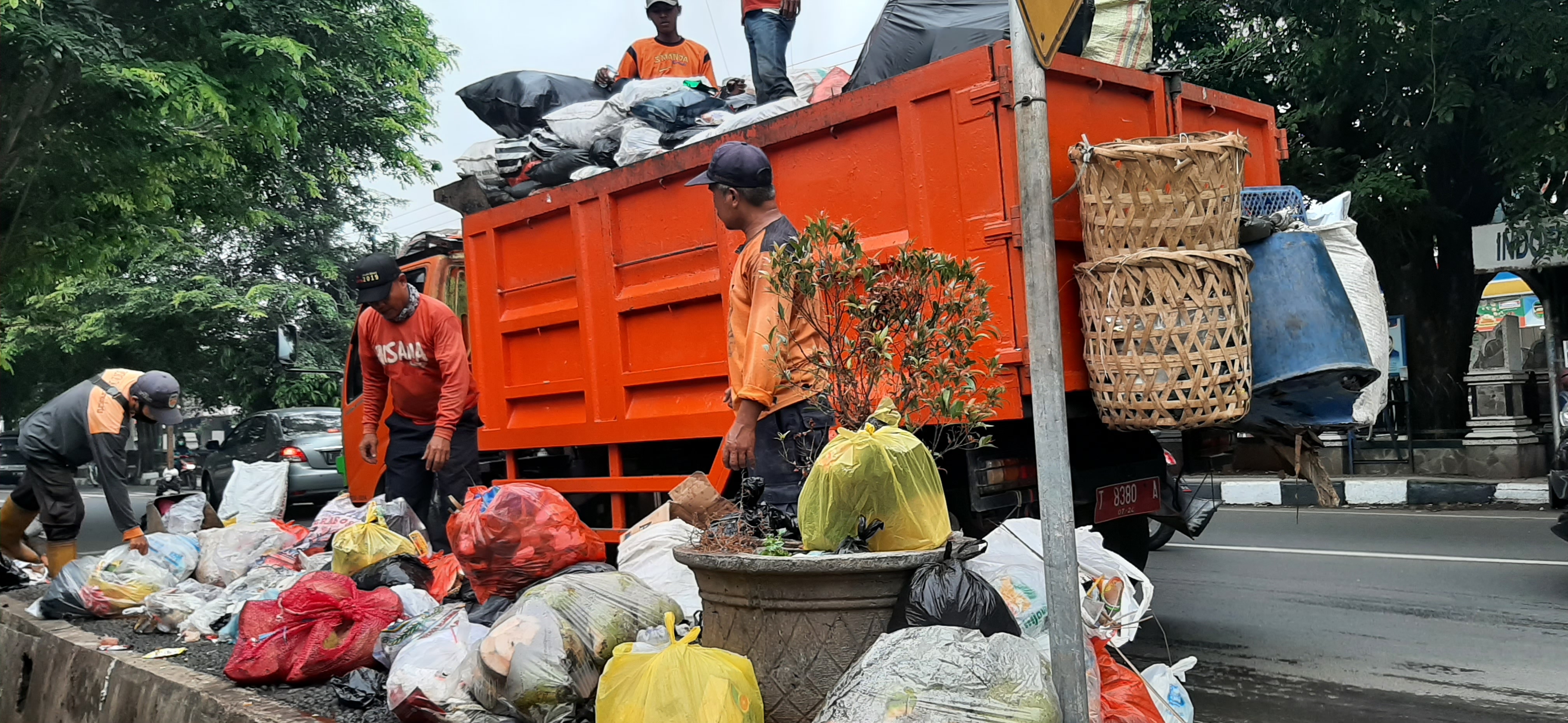 Petugas mengangkut sampah di Jalan Veteran, Purwakarta, Jawa Barat.