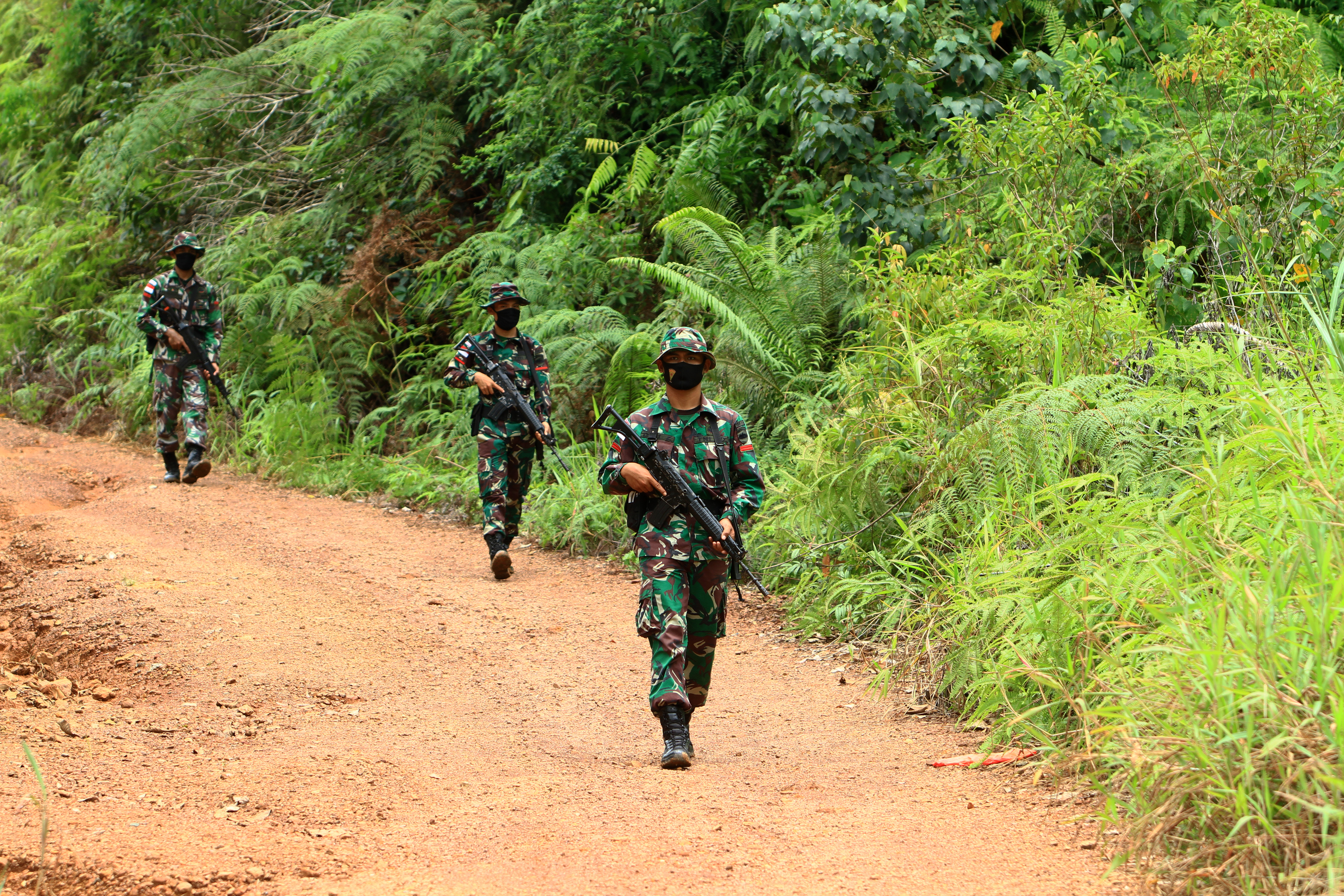 Satgas Pamtas RI-Malaysia Yonif 133/Yudha Sakti patroli di perbatasan Indonesia-Malaysia