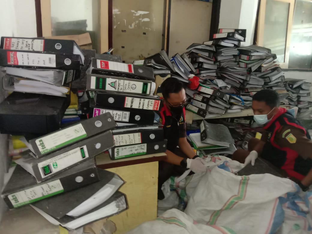 Jaksa periksa dokumen di kantor Dinas Pemberdayaan Masyarakat Desa Kabupaten Manggarai