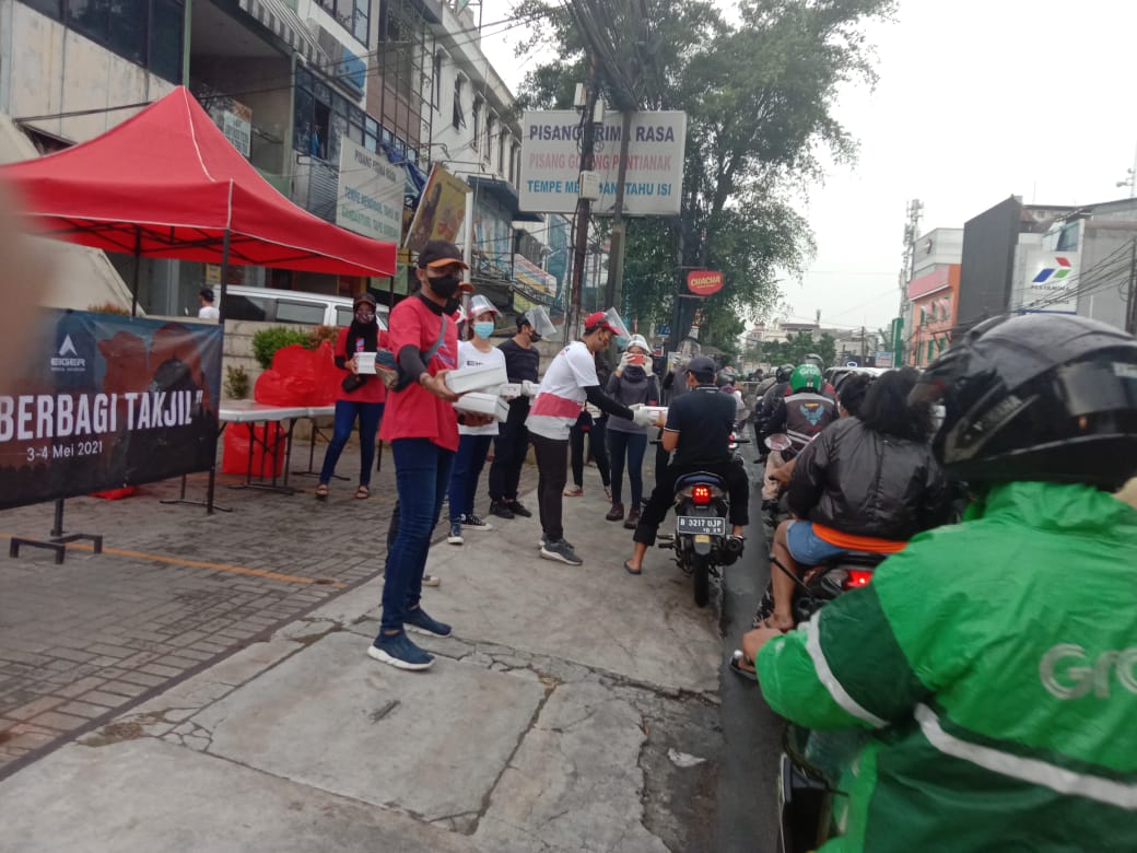 Gapai Berkah Ramadan Eiger Berbagi 1.000 Takjil