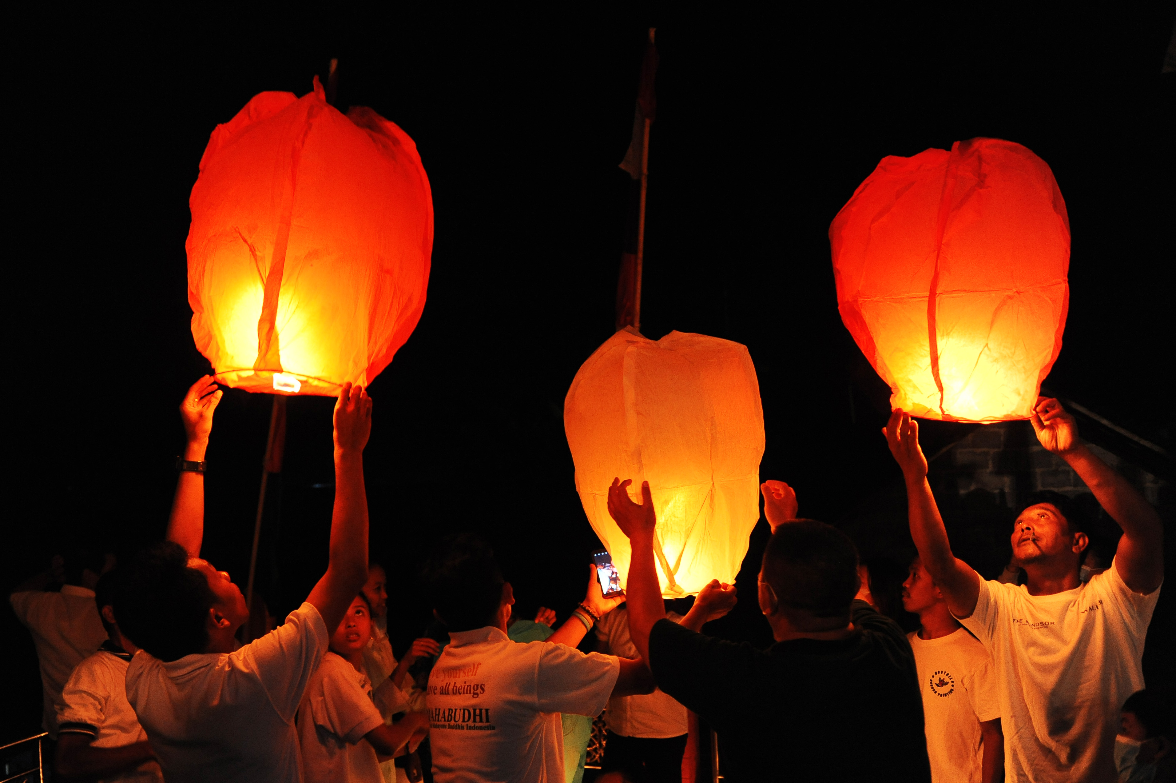 Umat Budha menerbangkan lampion saat perayaan Tri Suci Waisak di Temanggung, Jateng.