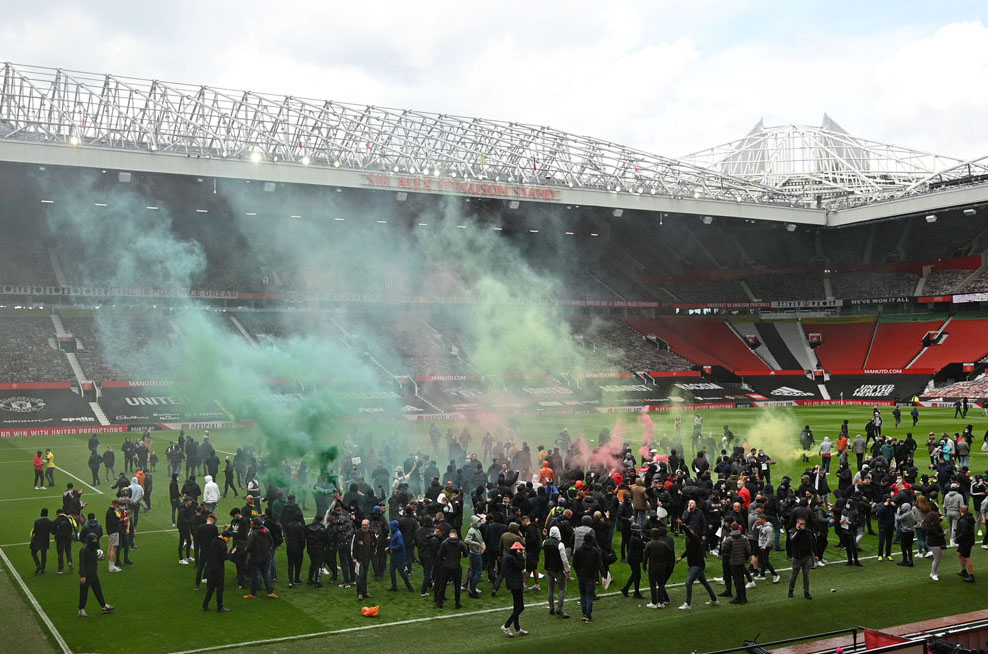 Fan Serbu Old Trafford, Duel Manchester United-Liverpool Ditunda 
