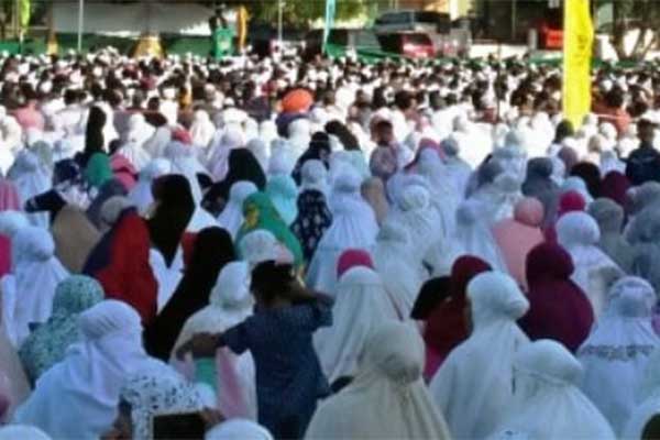 Warga melaksanakan salat Id di lapangan. 