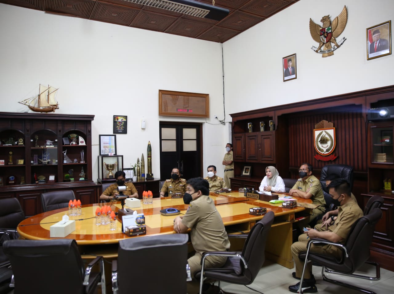 Wali Kota Makassar Mohammad Ramdhan Pomanto (tengah) bersama jajarannya saat menyimak secara virtual laporan keuangan dari BPK RI.