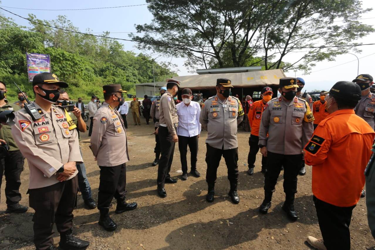 Wakapolda Jabar Brigjen Eddy S Tambunan memantau penyekatan pada hari pertama di Pos Rest Area Haurwangi, Kamis (6/5).