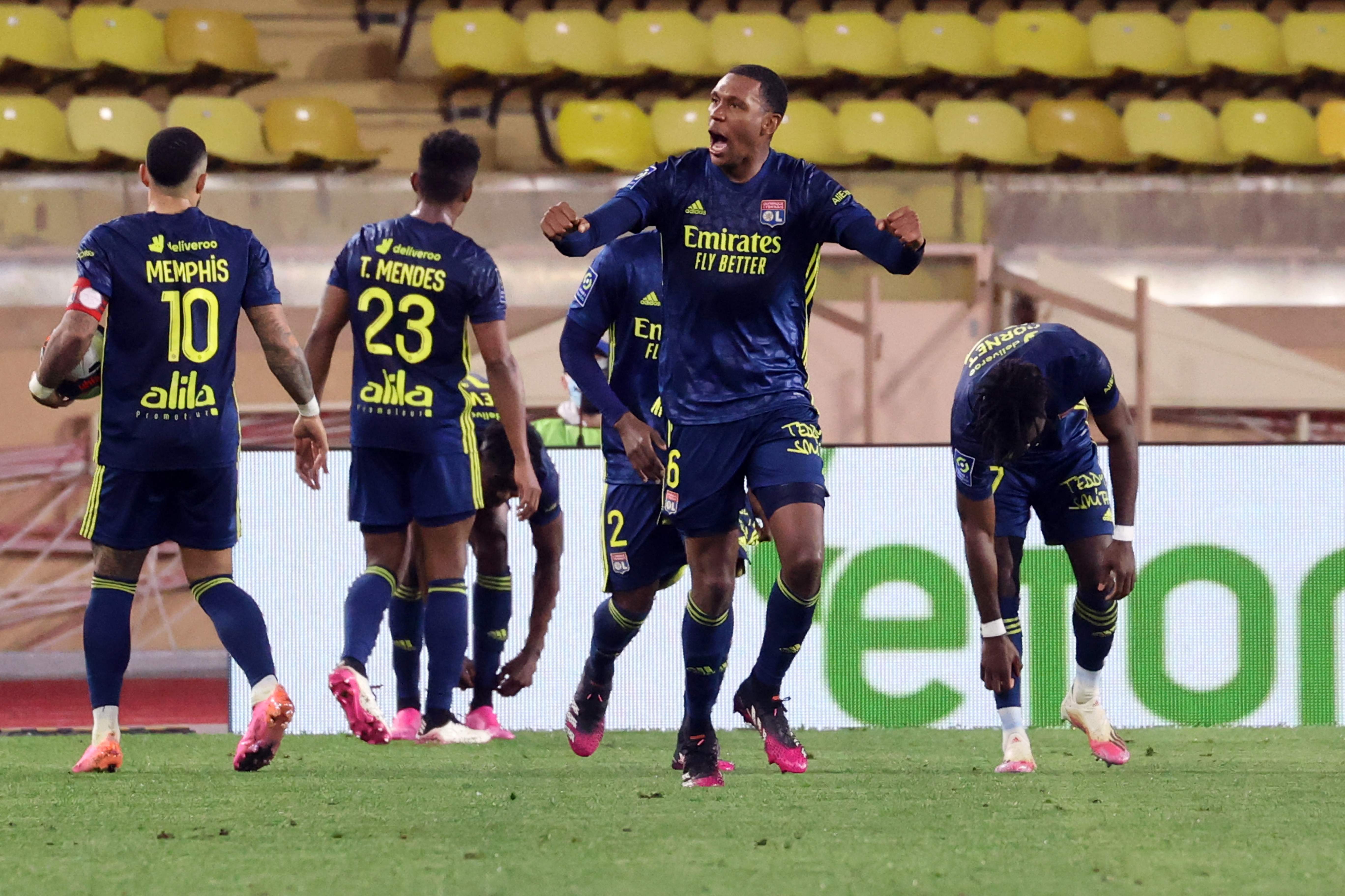 Bek Lyon Marcelo melakukan selebrasi usai mencetak gol ke gawang Monaco di laga Ligue 1.