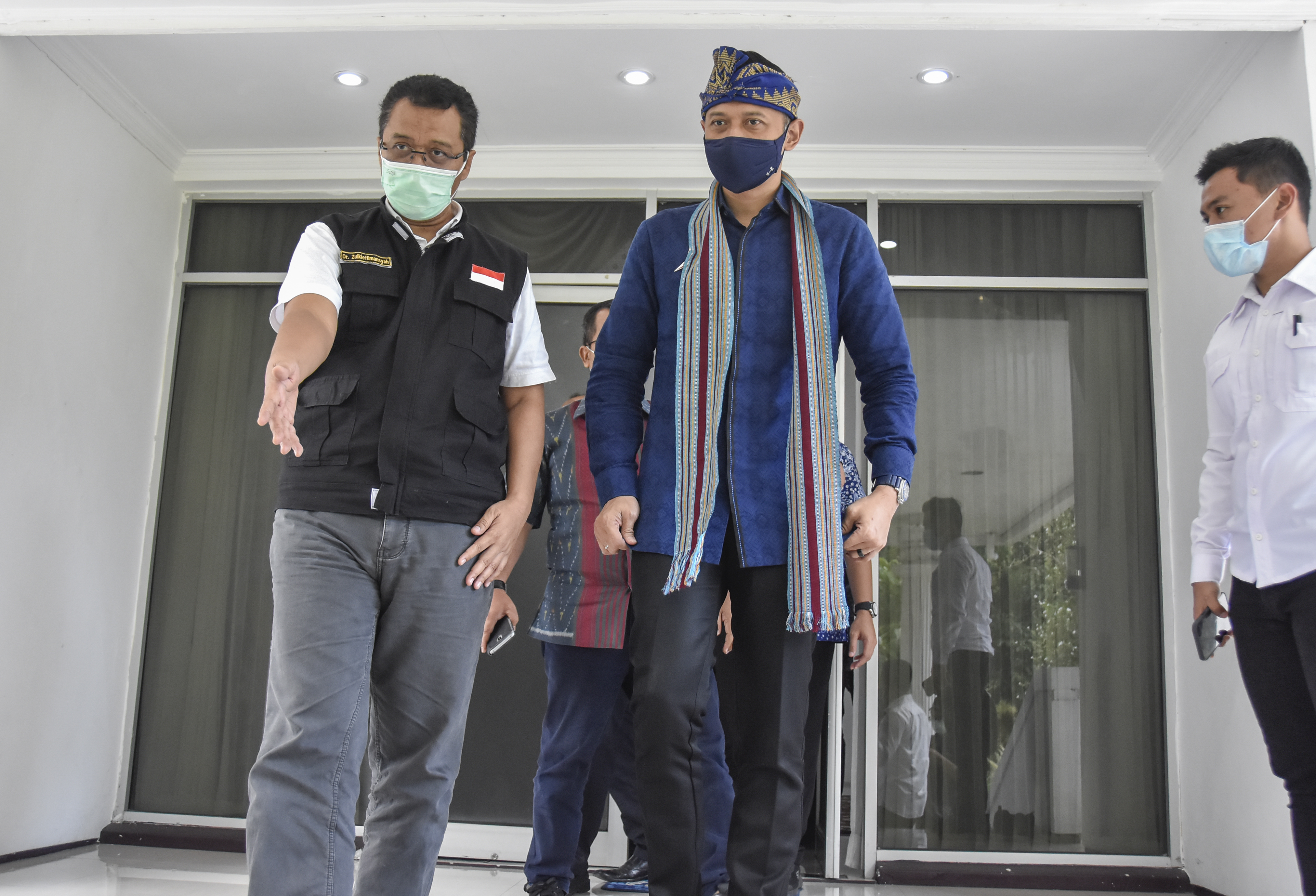 Dalam safari Ramadan sebelumnya, AHY (tengah) bertemu Gubernur NTB Zulkieflimansyah (kiri)  di Lombok, Mataram, NTB, Rabu (28/4/2021). 