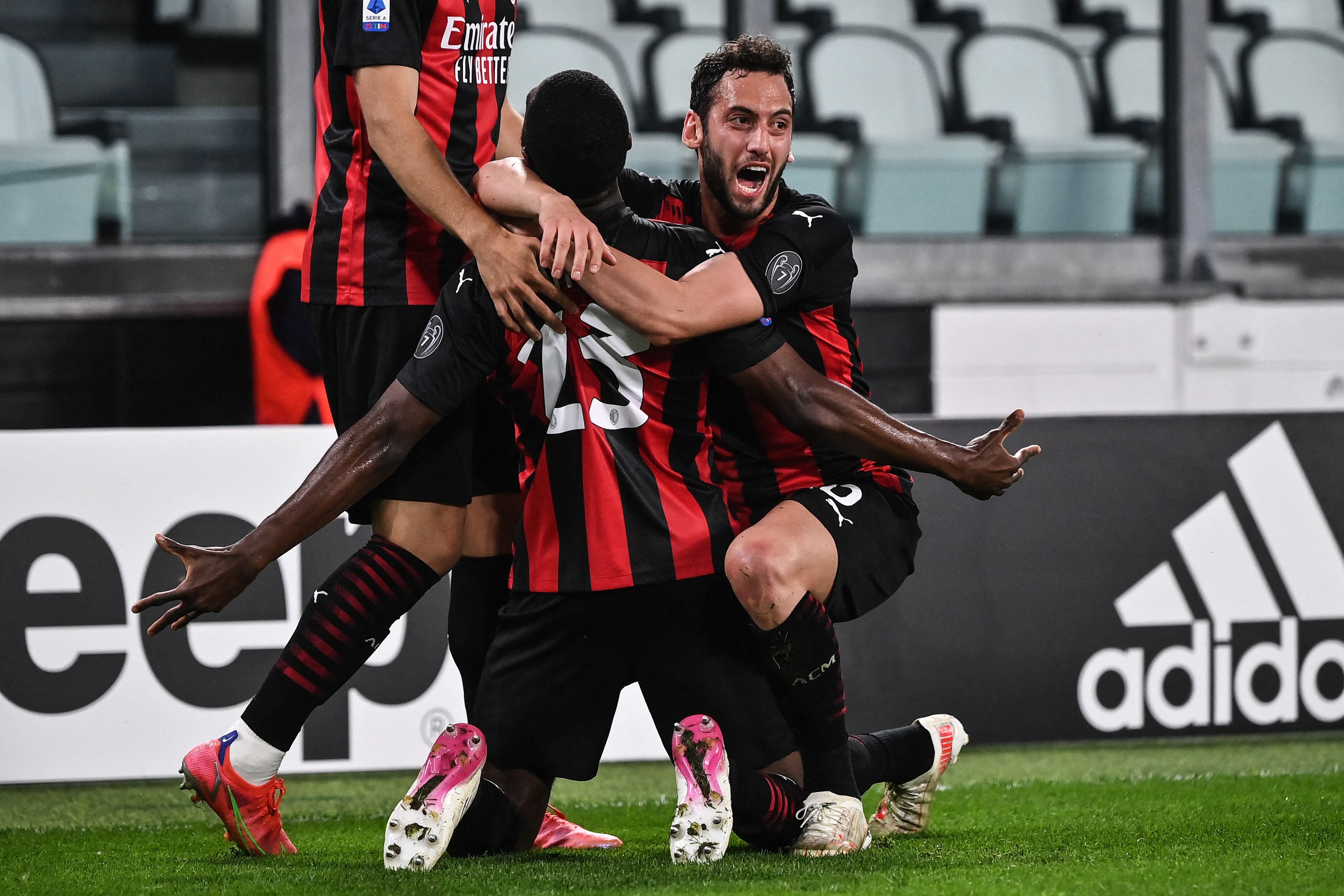 Bek AC Milan Fikayo Tomori (kiri) melakukan selebrasi bersama Hakan Calhanoglu usai mencetak gol ke gawang Juventus di laga Serie A.