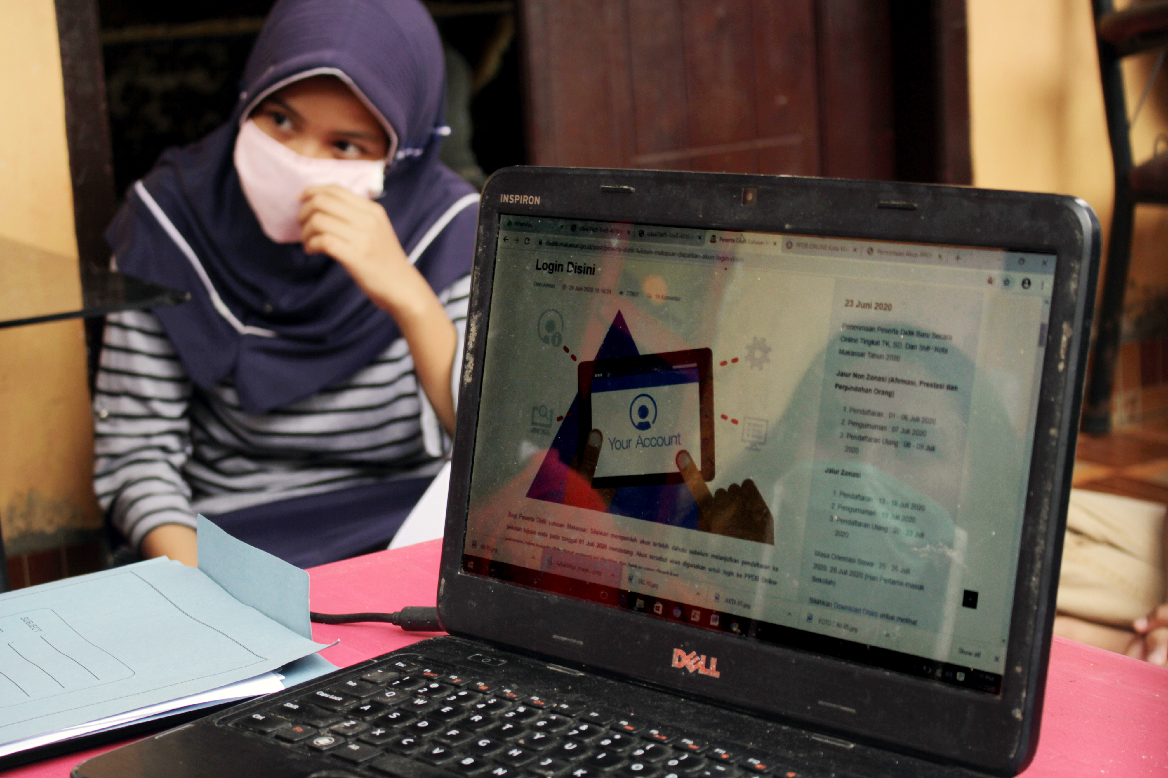 Calon siswa melakukan pendaftaran PPDB secara daring di salah satu rumah warga di Makassar, Sulawesi Selatan, Senin (13/7/2020).