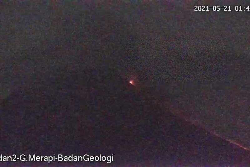 Lucuran awan panas Gunung Merapi pada Jumat dini hari (21/5) sejauh 2 km ke arah barat daya.