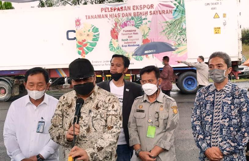 Menko Perekonomian Airlangga Hartarto (dua dari kiri) dan Mentan Syahrul Yasin Limpo (empat dari kiri).