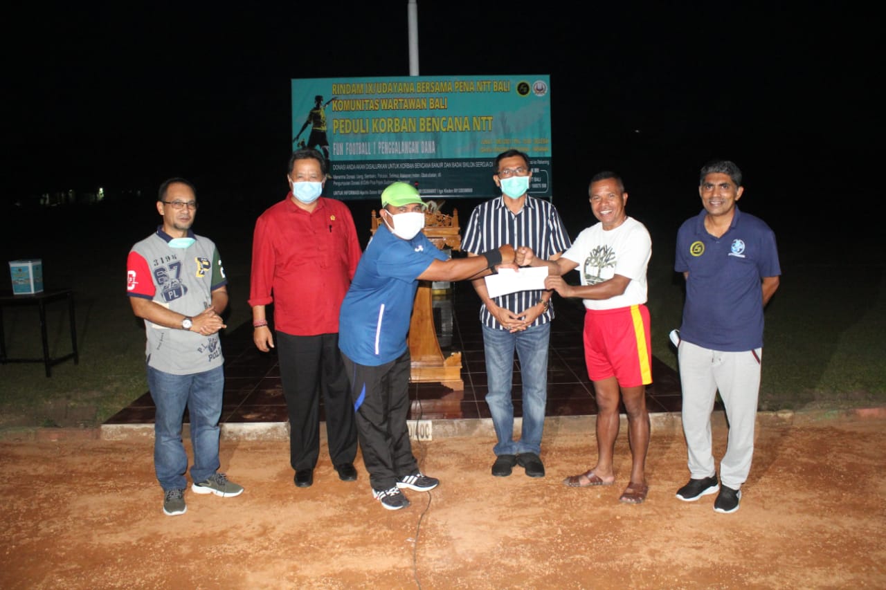 Penyerahan dana hasil penggalangan yang dilakukan di Rindam IX Udayana