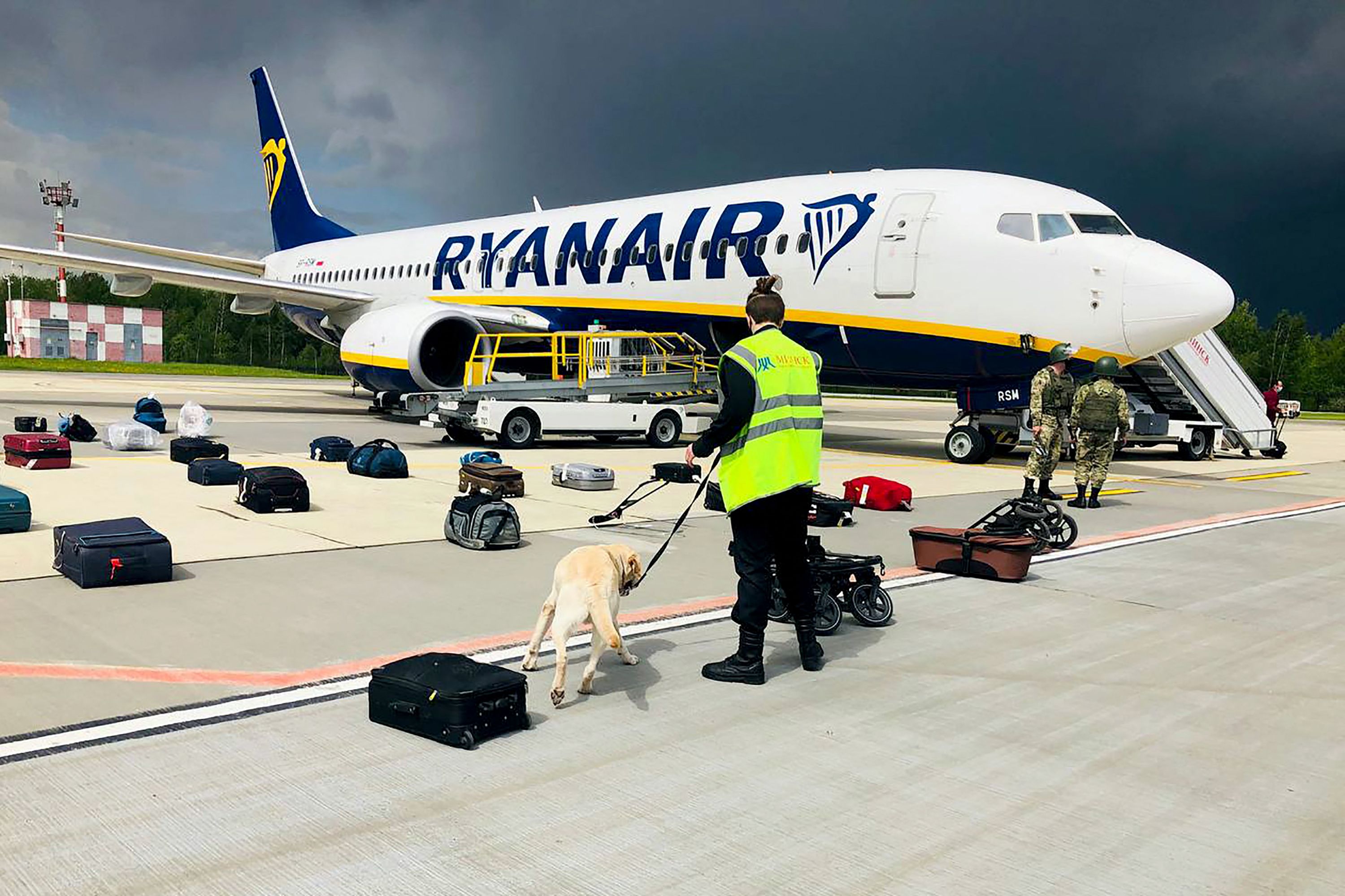 Anjing pelacak memeriksa tas yang ada di bagasi pesawat Ryanair yang dipaksa mendarat di Minsk, Belarus.
