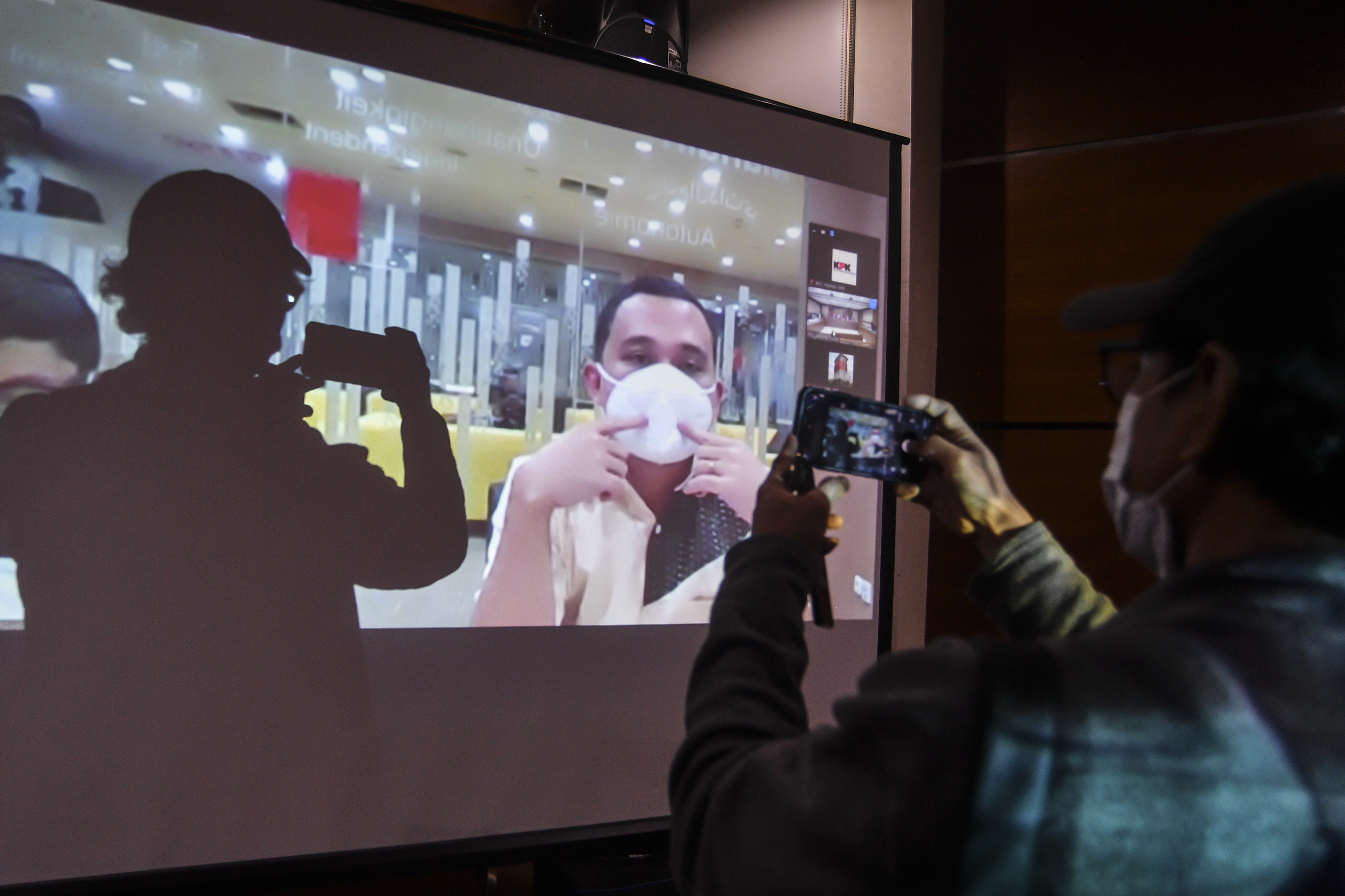 Layar menayangkan sidang korupsi bansos covid-19 dengan terdakwa Harry Van Sidabukke di gedung KPK, Jakarta, Senin (19/4).